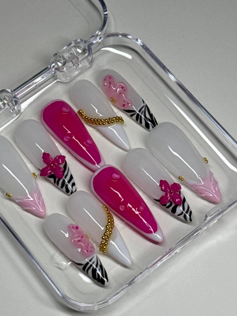 Rosa Zebra French Press On Nägel | 3D Handgefertigte Blumen & Goldkette Details Stiletto von Etsy - NailsByGoezde