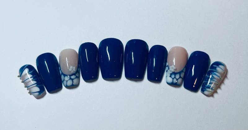 Handgefertigte Vorgefertigte Polygel-Press-On-Nägel Langlebige Nagelsets, Luxuriöse Goldene Blüte von Etsy - NailsbyEty