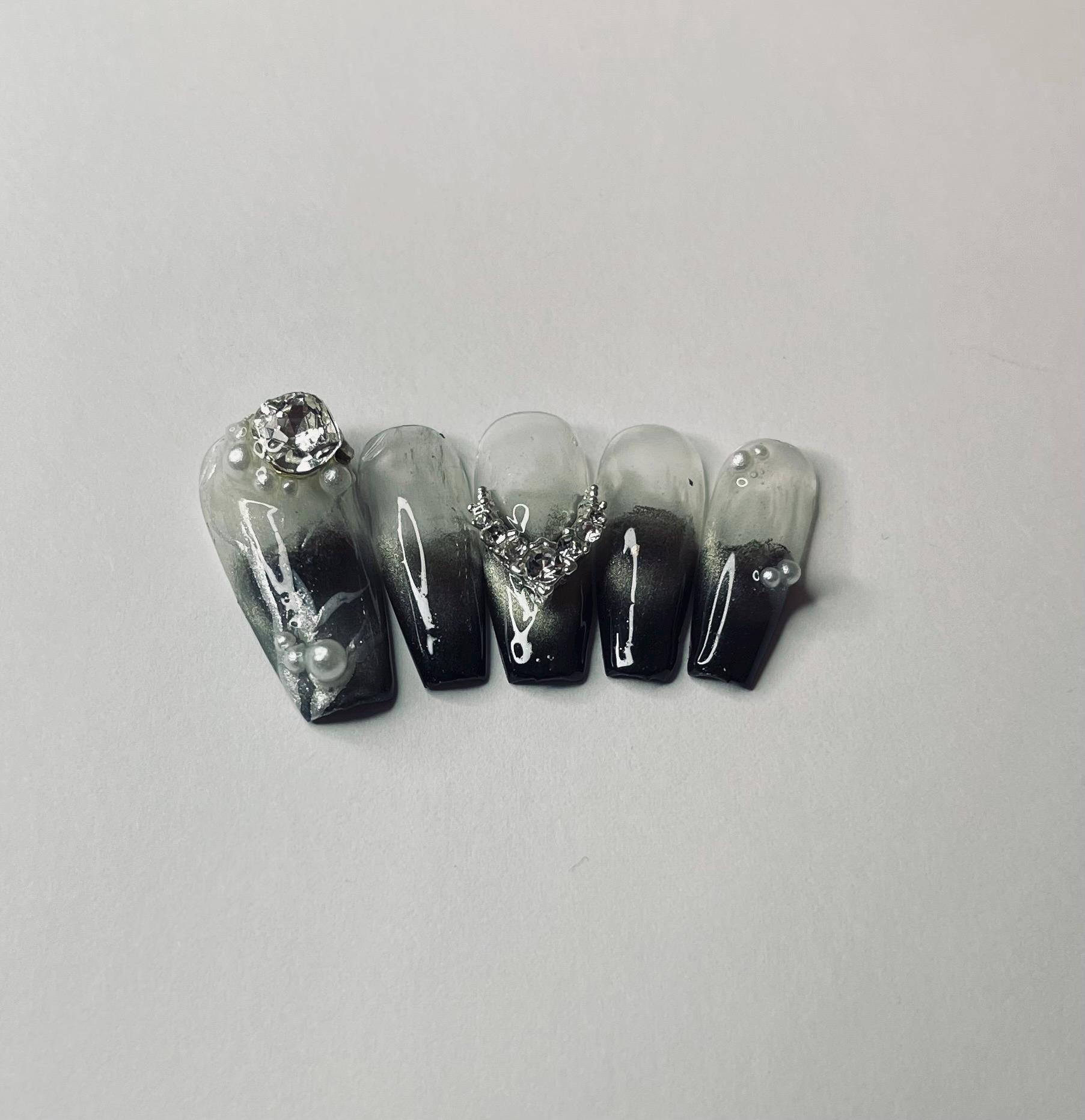 Silber Schleier Press-On Nägel | Gothic Ombre Luxus Set Mit Perlen & Kristalle Größe M Silber Schleier Press-On Nägel | Gothic Ombre Luxus Set Mit Perlen & Kristalle Größe M von Etsy - NailsbyEty