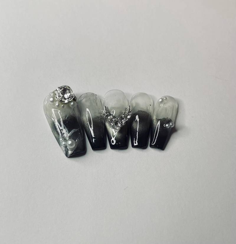 Silber Schleier Press-On Nägel | Gothic Ombre Luxus Set Mit Perlen & Kristalle Größe M Silber Schleier Press-On Nägel | Gothic Ombre Luxus Set Mit Perlen & Kristalle Größe M von Etsy - NailsbyEty