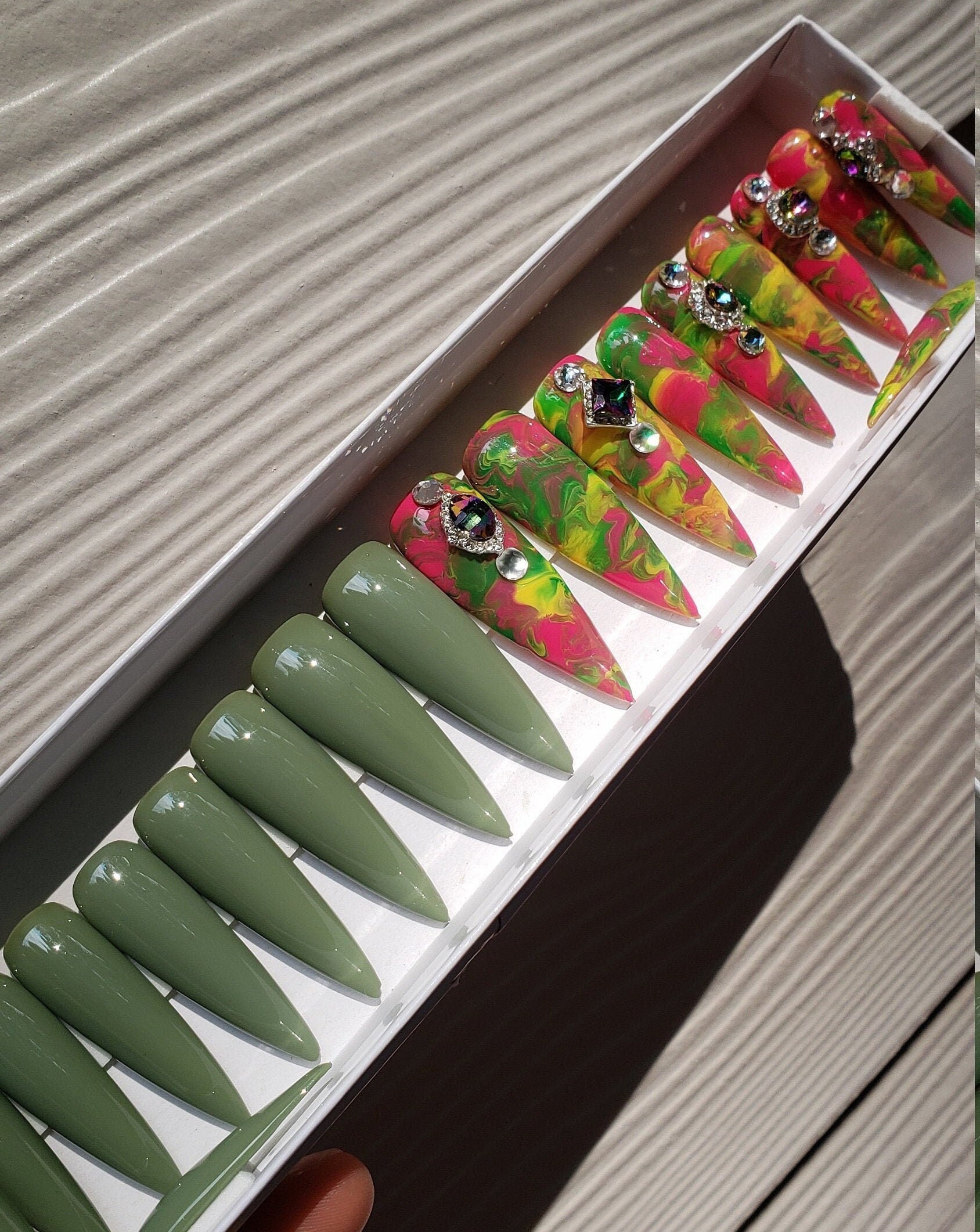 Armybrat Army Green/Pink Gelb Grün Marmor Xxl Stiletto Nägel Akzent Irisierende Juwelen Klare Swarovski Armybrat Army Green/Pink Gelb Grün Marmor Xxl Stiletto Nägel Akzent Irisierende Juwelen Klare Swarovski von Etsy - NailsbyMooda