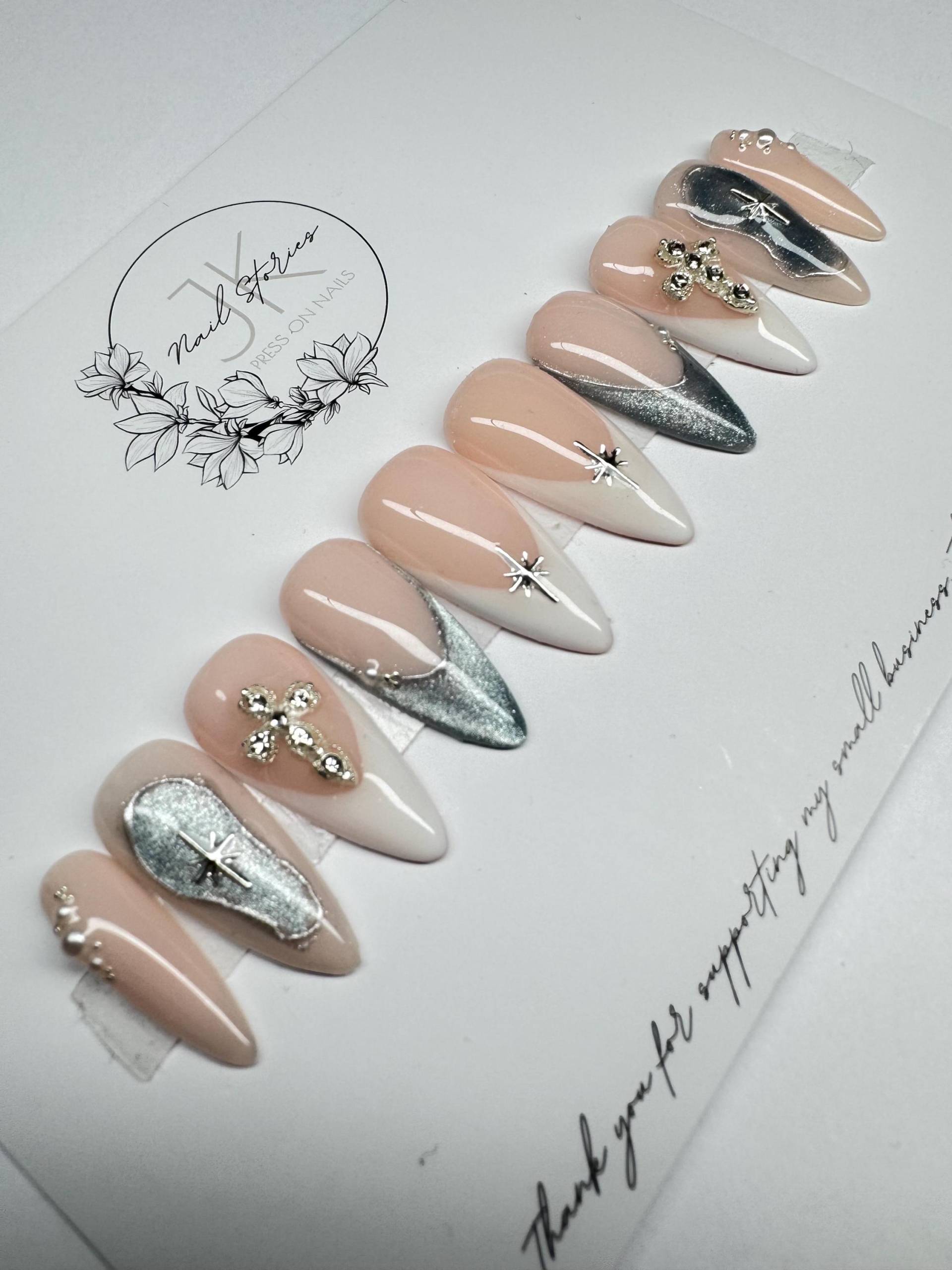 Press On Nails Set - Stardust Glow Blau Gold Weiß Kreuz, Anpassbar, Nägel Zum Aufkleben & Wieder Verwendbar, Fake Nails, Kunstnägel Press On Nails Set - Stardust Glow Blau Gold Weiß Kreuz, Anpassbar, Nägel Zum Aufkleben & Wieder Verwendbar, Fake Nails, Kunstnägel von Etsy - NailstoriesbyJK