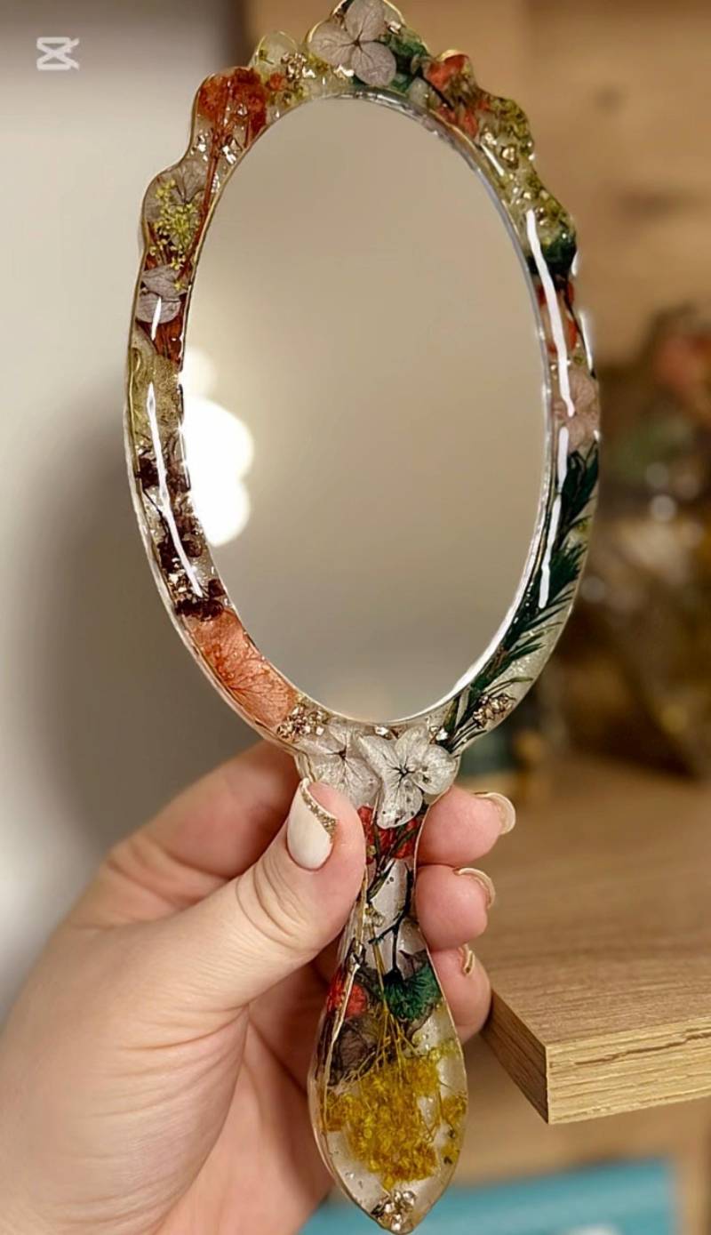 Handgefertigter Spiegel Aus Epoxidharz Mit Echten Trockenblumen - Einzigartige Florale Dekoration Handgefertigter Spiegel Aus Epoxidharz Mit Echten Trockenblumen - Einzigartige Florale Dekoration von Etsy - NanArtEpoxy