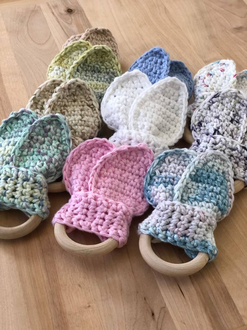 Beißring Aus Holz, Häschen Ohrzähne in Verschiedenen Farben, Baumwolle Beißring, Neues Baby Geschenk, Shower Geschenke, Gehäkeltes Beißspielchen von Etsy - NanasGoneLoopy