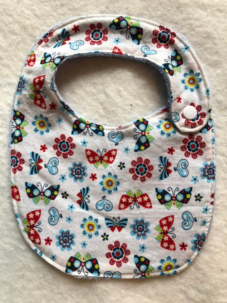 Baby-Lätzchen; Blumen; Schmetterlinge; Kostenloser Versand von Etsy - NaptimeInspirations