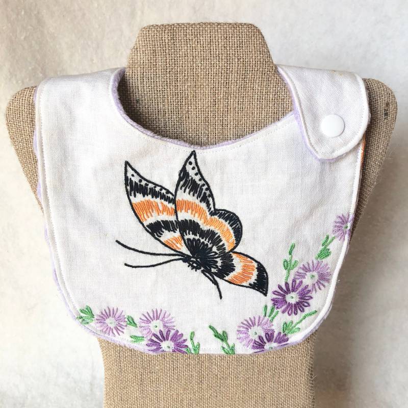 Handgemachte Lätzchen "Embroidered Butterfly" Bestickte Leinen Vorderseite Mit Minky Rückseite; Kostenloser Versand von Etsy - NaptimeInspirations