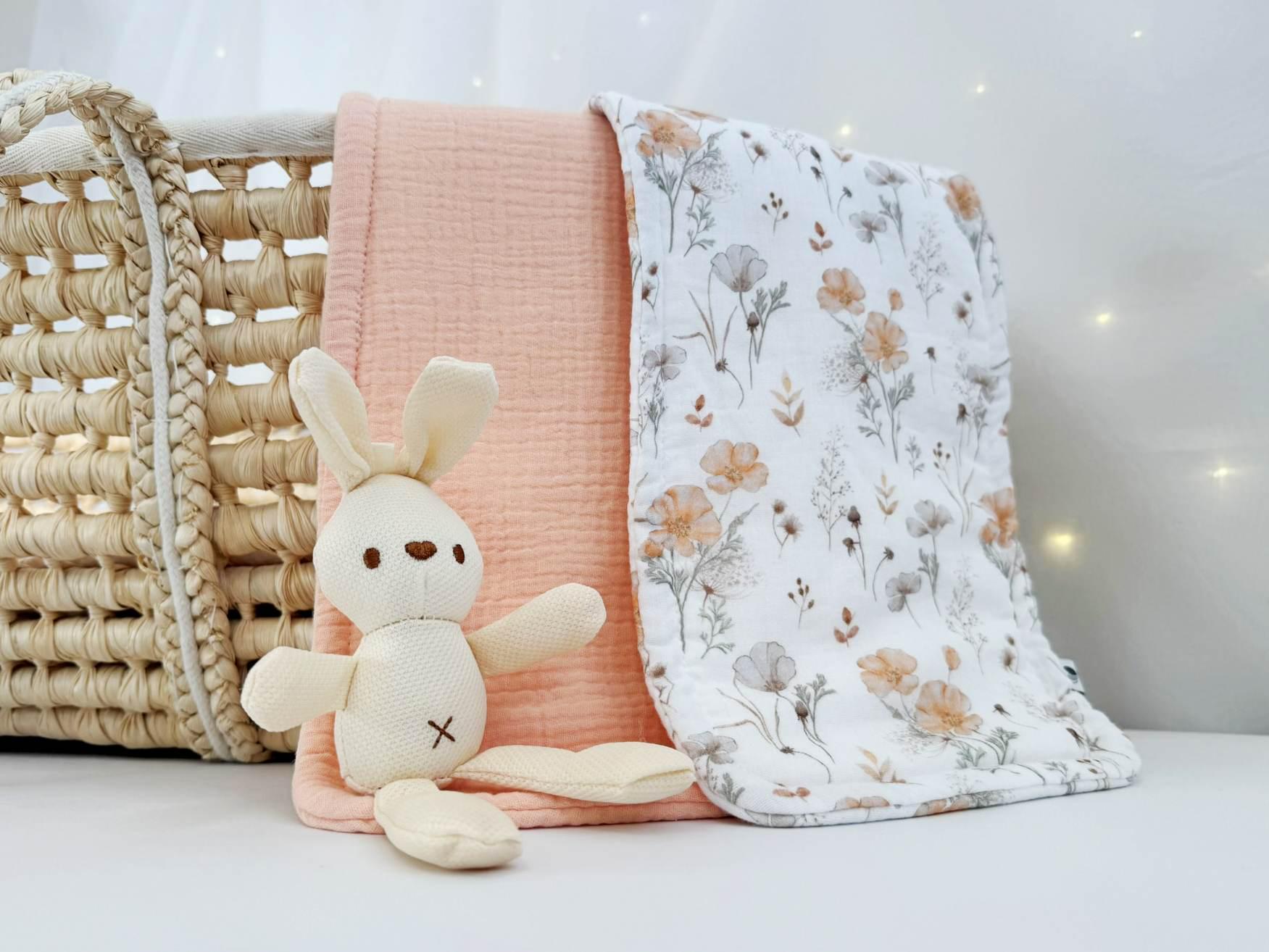 Dreilagiges Spucktuch, Baby Mädchen Geschenk, Bio Baumwolle Pink Poppy von Etsy - NaturalCuddles