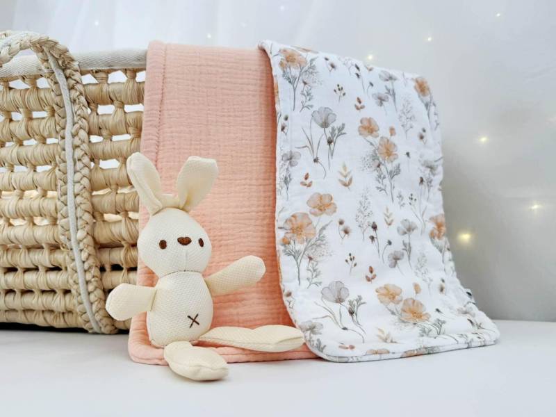 Dreilagiges Spucktuch, Baby Mädchen Geschenk, Bio Baumwolle Pink Poppy von Etsy - NaturalCuddles