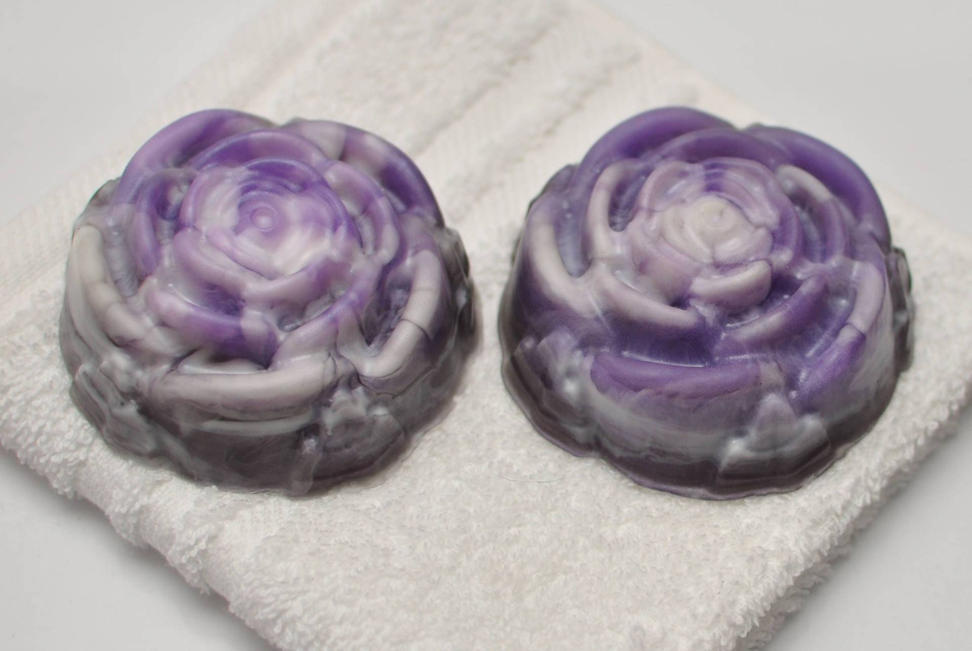 4Oz Lavendelseife - Blumenseife - Lila Seife - Schmelz - Und Gießseife - Hübsche Schöne Glycerin Beste Freundin Geschenk 4Oz Lavendelseife - Blumenseife - Lila Seife - Schmelz - Und Gießseife - Hübsche Schöne Glycerin Beste Freundin Geschenk von Etsy - NaturallyBeeutiful