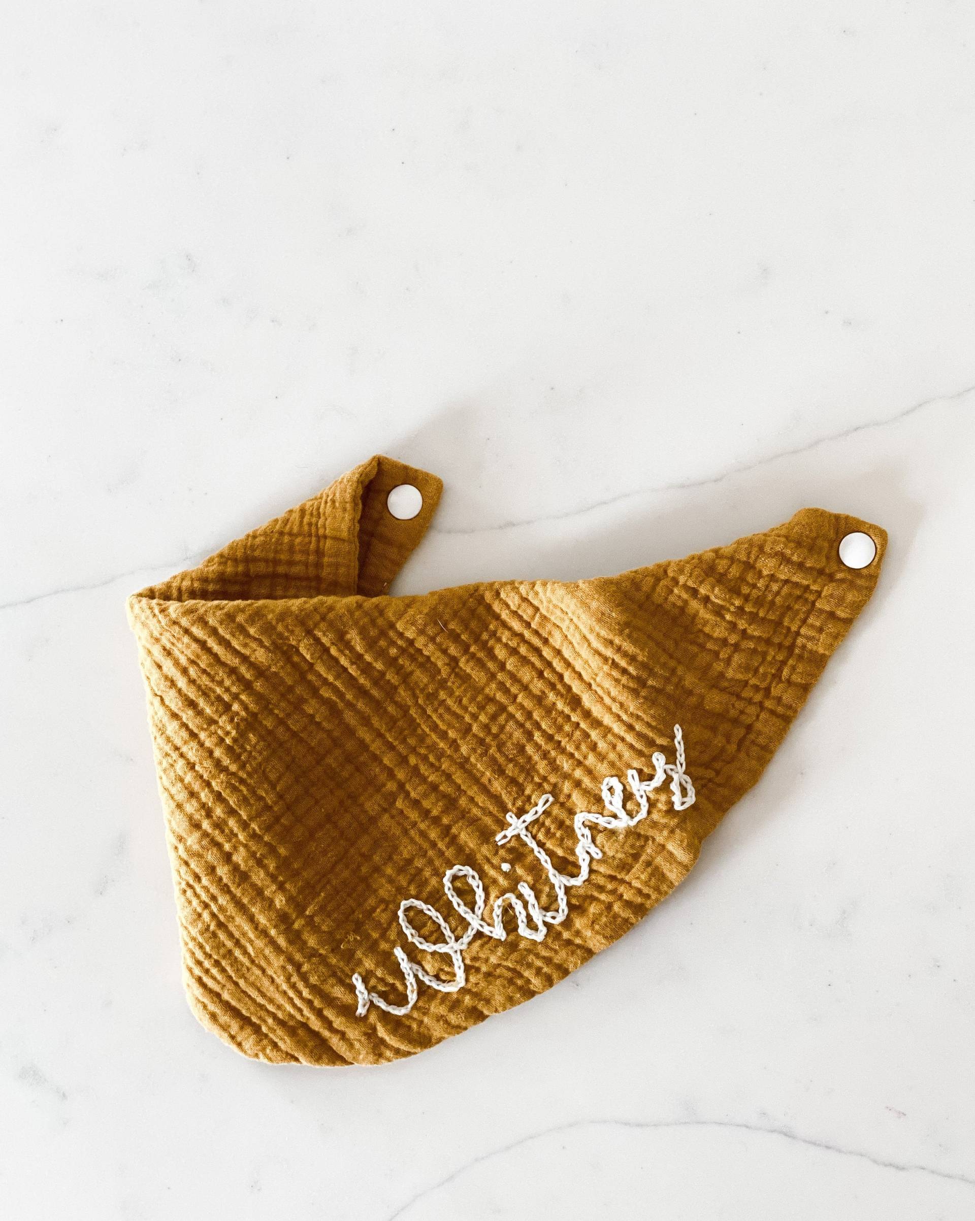 Personalisierte Hand Bestickt Infinity Bandana Baby Sabber Lätzchen - Baumwolle Musselin Personalisierte Hand Bestickt Infinity Bandana Baby Sabber Lätzchen - Baumwolle Musselin von Etsy - NeckNames