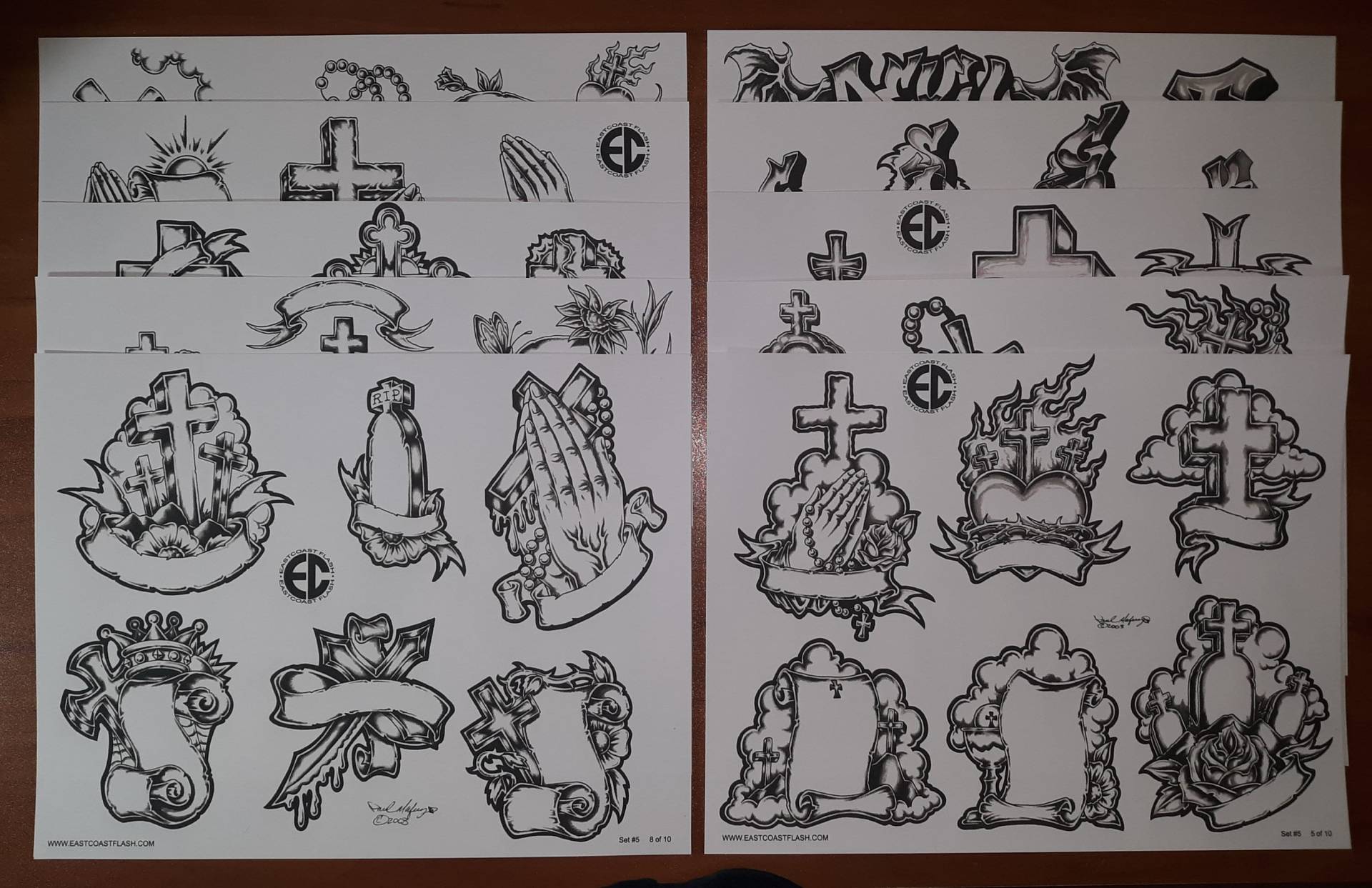 Schwarz Grau Religiöses Tattoo Flash 10 Blatt with Linien, 11x14 Betende Hände, Heiliges Herz, Erinnerung, Kreuze, Ect. Geldmacher Schwarz Grau Religiöses Tattoo Flash 10 Blatt with Linien, 11x14 Betende Hände, Heiliges Herz, Erinnerung, Kreuze, Ect. Geldmacher von Etsy - NeedfulThingsByMatt