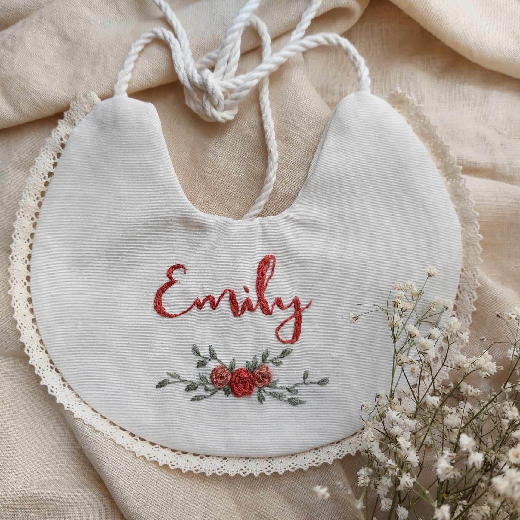 Personalisierte Hand Bestickt Lätzchen, Baumwolle Baby Maßgeschneiderte Geschenke Für Baby, Geburtstag Smash Cake Babypartygeschenk Personalisierte Hand Bestickt Lätzchen, Baumwolle Baby Maßgeschneiderte Geschenke Für Baby, Geburtstag Smash Cake Babypartygeschenk von Etsy - NeedleandLoopStore