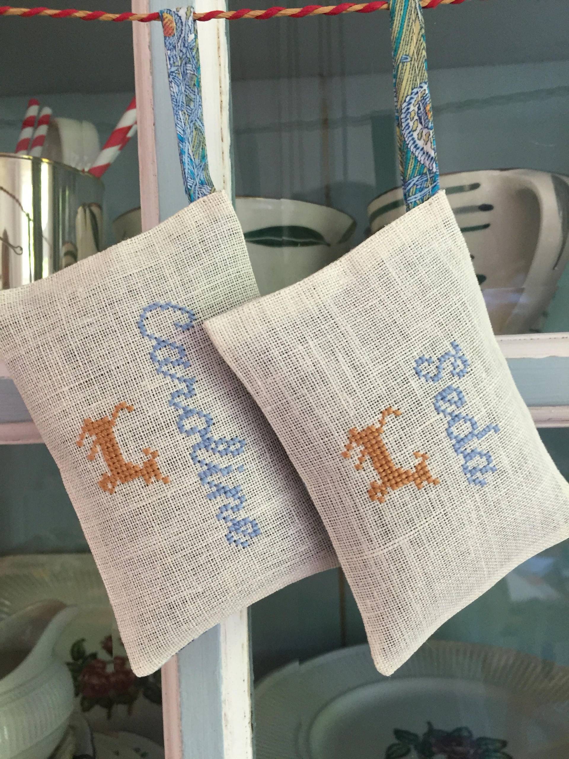 Handgemachtes Namenskissen Lavendel Duftkissen Personalisierte Kreuzstich Baby Name Geschenk Liberty Fabric Made in Holland von Etsy - NellysLittleGifts