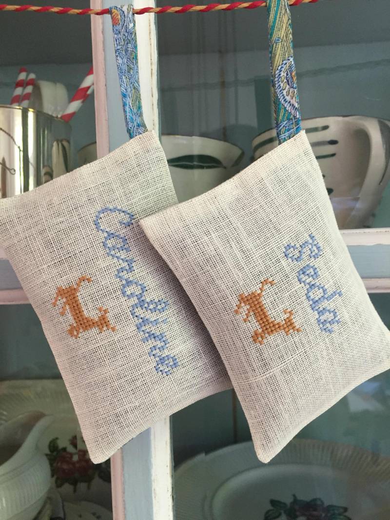 Handgemachtes Namenskissen Lavendel Duftkissen Personalisierte Kreuzstich Baby Name Geschenk Liberty Fabric Made in Holland Handgemachtes Namenskissen Lavendel Duftkissen Personalisierte Kreuzstich Baby Name Geschenk Liberty Fabric Made in Holland von Etsy - NellysLittleGifts
