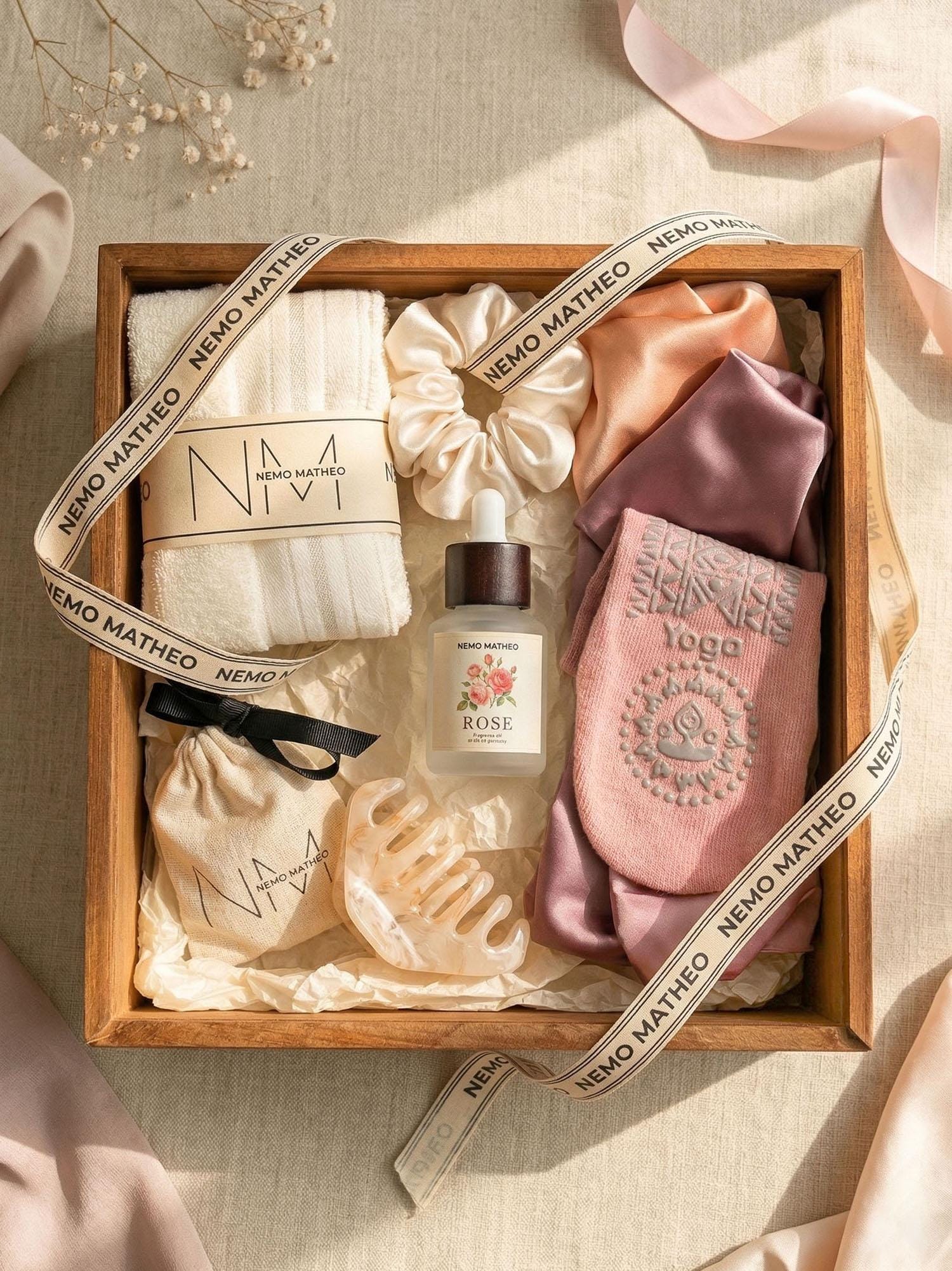 Muttertag Selfcare Geschenkset Für Frauen - Wellness Box Mit Yoga Socken, Rosenöl, Scrunchies & Augenmaske, Spa Geschenk Mama Muttertag Selfcare Geschenkset Für Frauen - Wellness Box Mit Yoga Socken, Rosenöl, Scrunchies & Augenmaske, Spa Geschenk Mama von Etsy - NemoMatheoJewelry