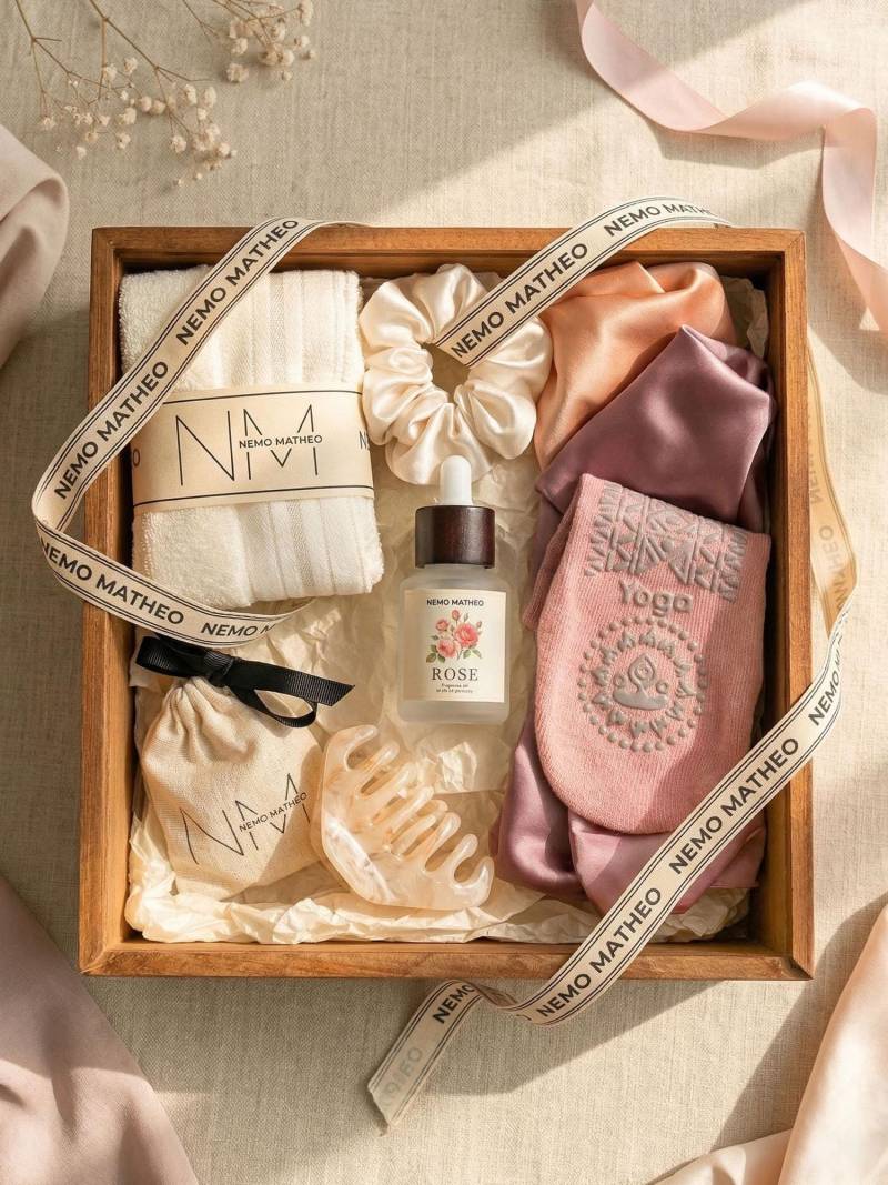 Muttertag Selfcare Geschenkset Für Frauen - Wellness Box Mit Yoga Socken, Rosenöl, Scrunchies & Augenmaske, Spa Geschenk Mama Muttertag Selfcare Geschenkset Für Frauen - Wellness Box Mit Yoga Socken, Rosenöl, Scrunchies & Augenmaske, Spa Geschenk Mama von Etsy - NemoMatheoJewelry