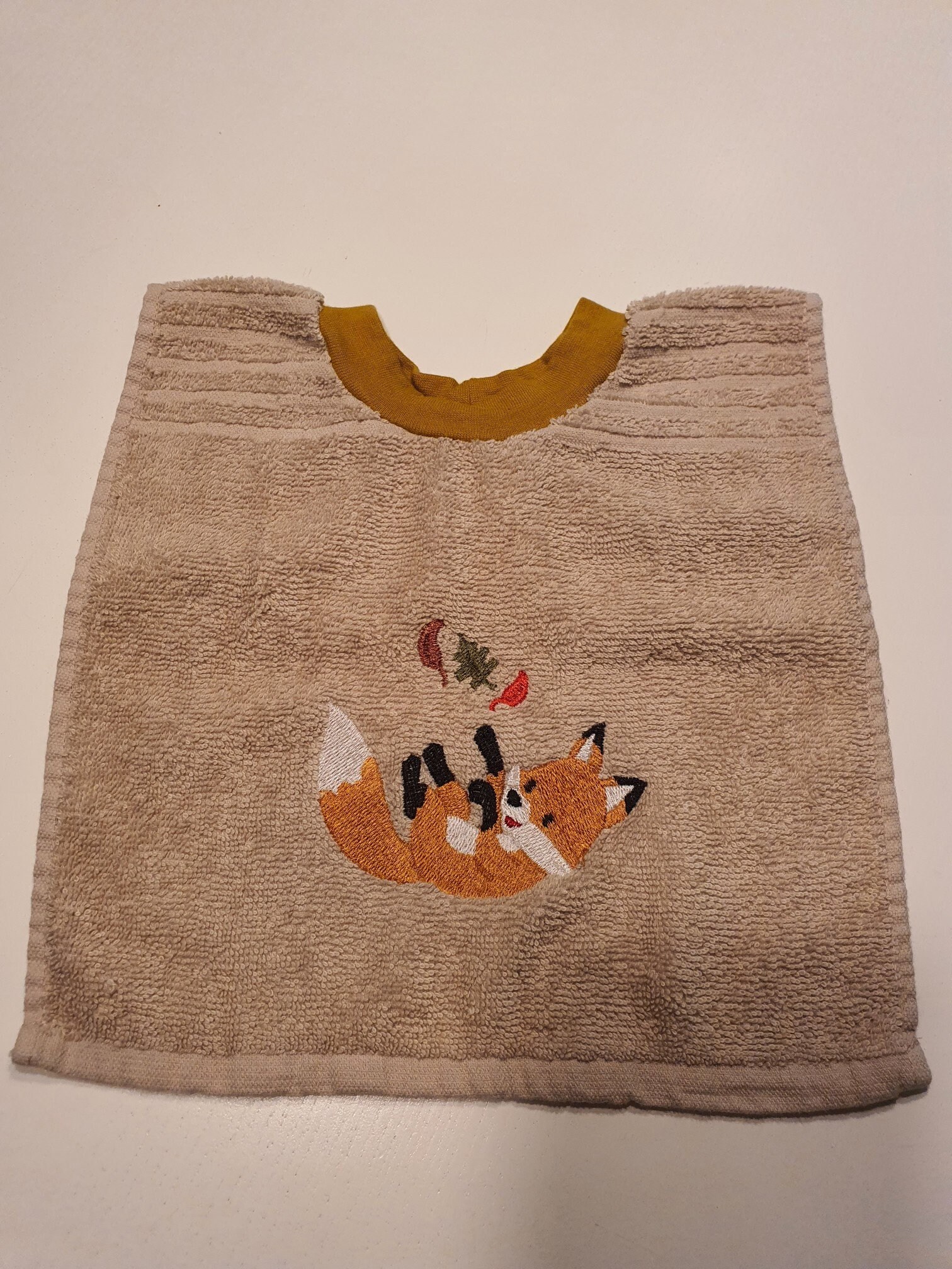 Babylätzchen "Fuchs" Aus Liebevoller Handarbeit in Grau von Etsy - NessasKinderwelt