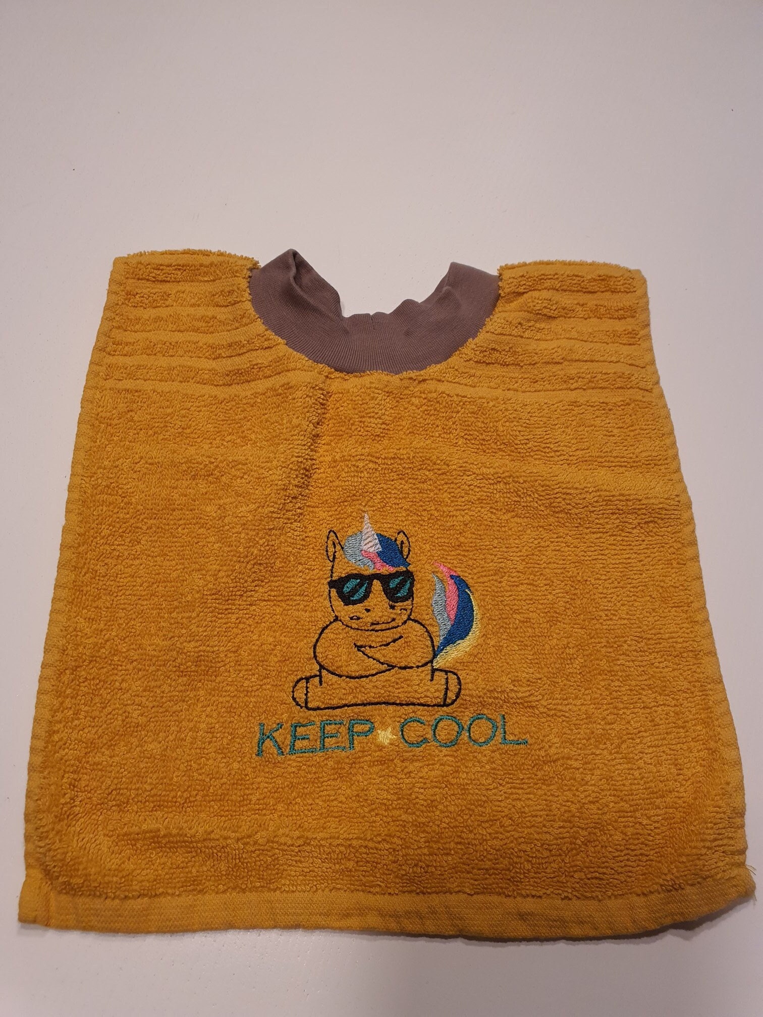 Babylätzchen "Keep Cool" Aus Liebevoller Handarbeit in Curry von Etsy - NessasKinderwelt