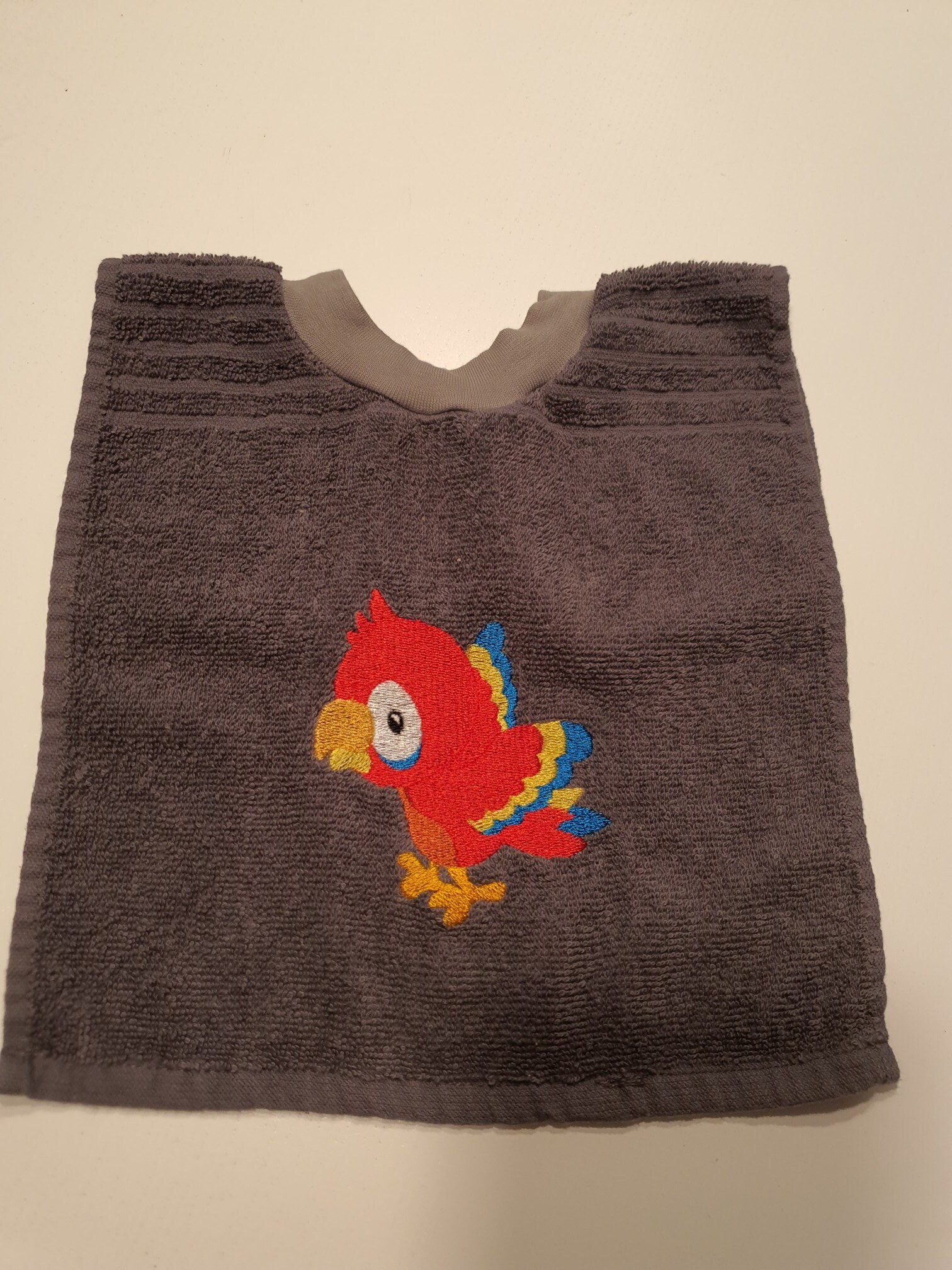 Babylätzchen "Papagei" Aus Liebevoller Handarbeit in Grau von Etsy - NessasKinderwelt