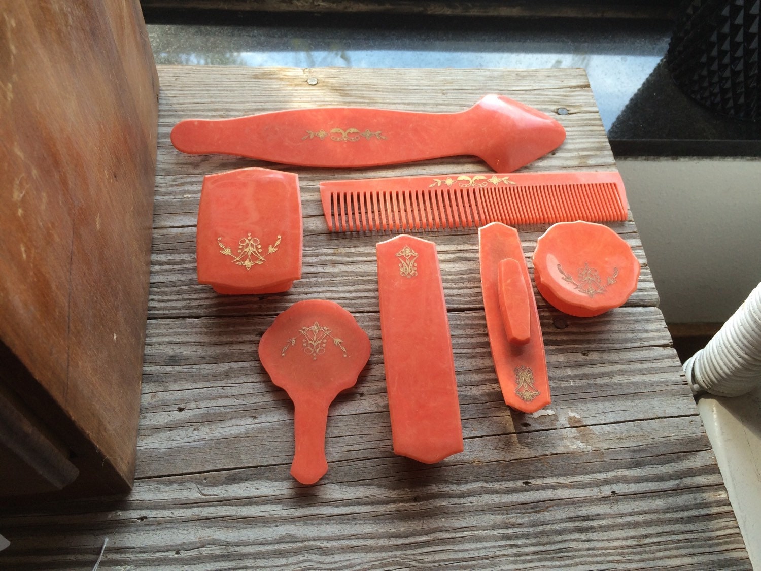 Eitelkeits Set - Sieben Teilige Kommoden Koralle von Etsy - NevermoreAntiques