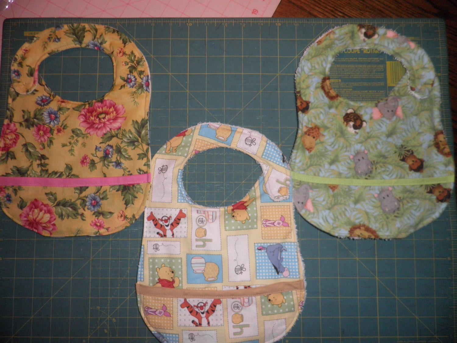 Neue Lätzchen Für 12-18 Monate Babys Neue Lätzchen Für 12-18 Monate Babys von Etsy - NiecysCreations