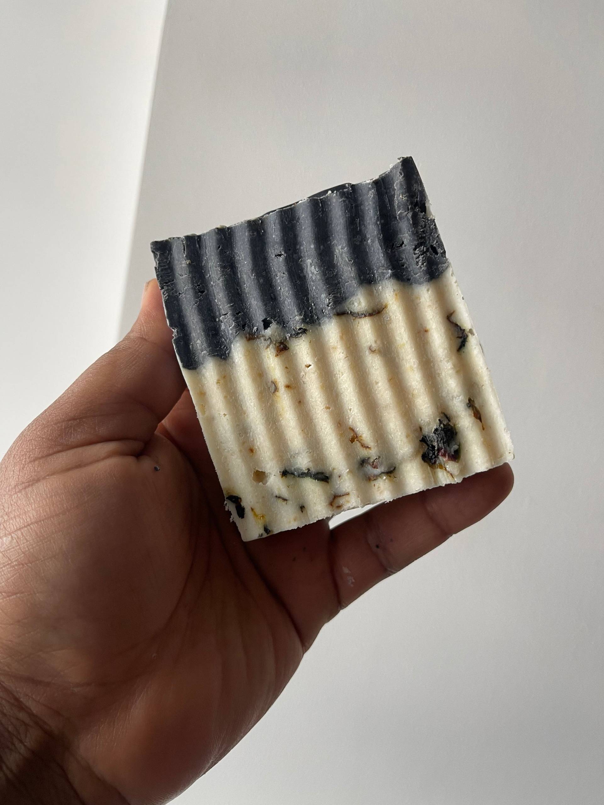 Kakaobutter & Aktivkohle Seife | Handgemachte Detox Bar von Etsy - NihuWellness