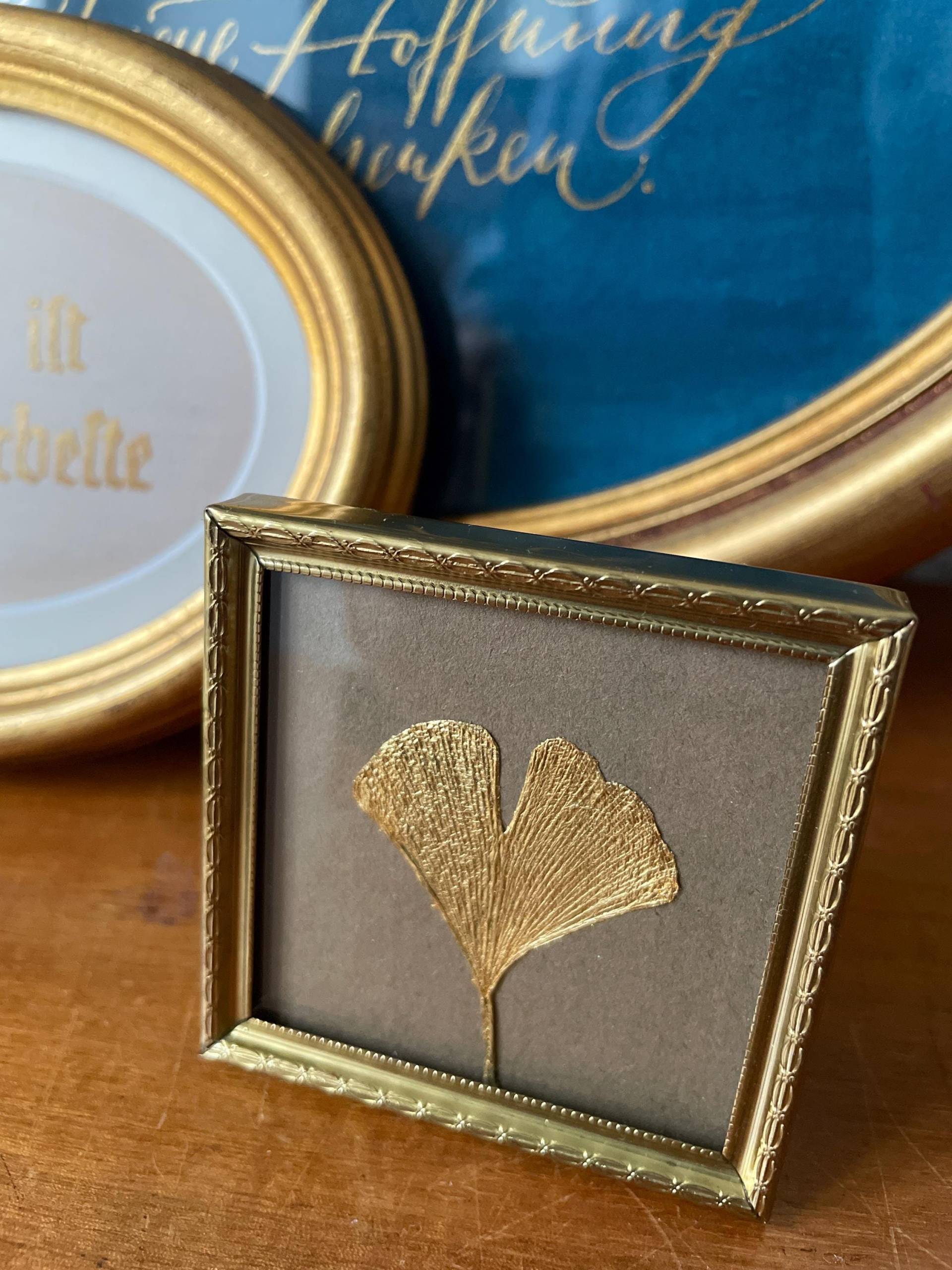 Sandalwood Ginkgo Im Antikrahmen 23 Karat Sandalwood Ginkgo Im Antikrahmen 23 Karat von Etsy - NinaHeinke