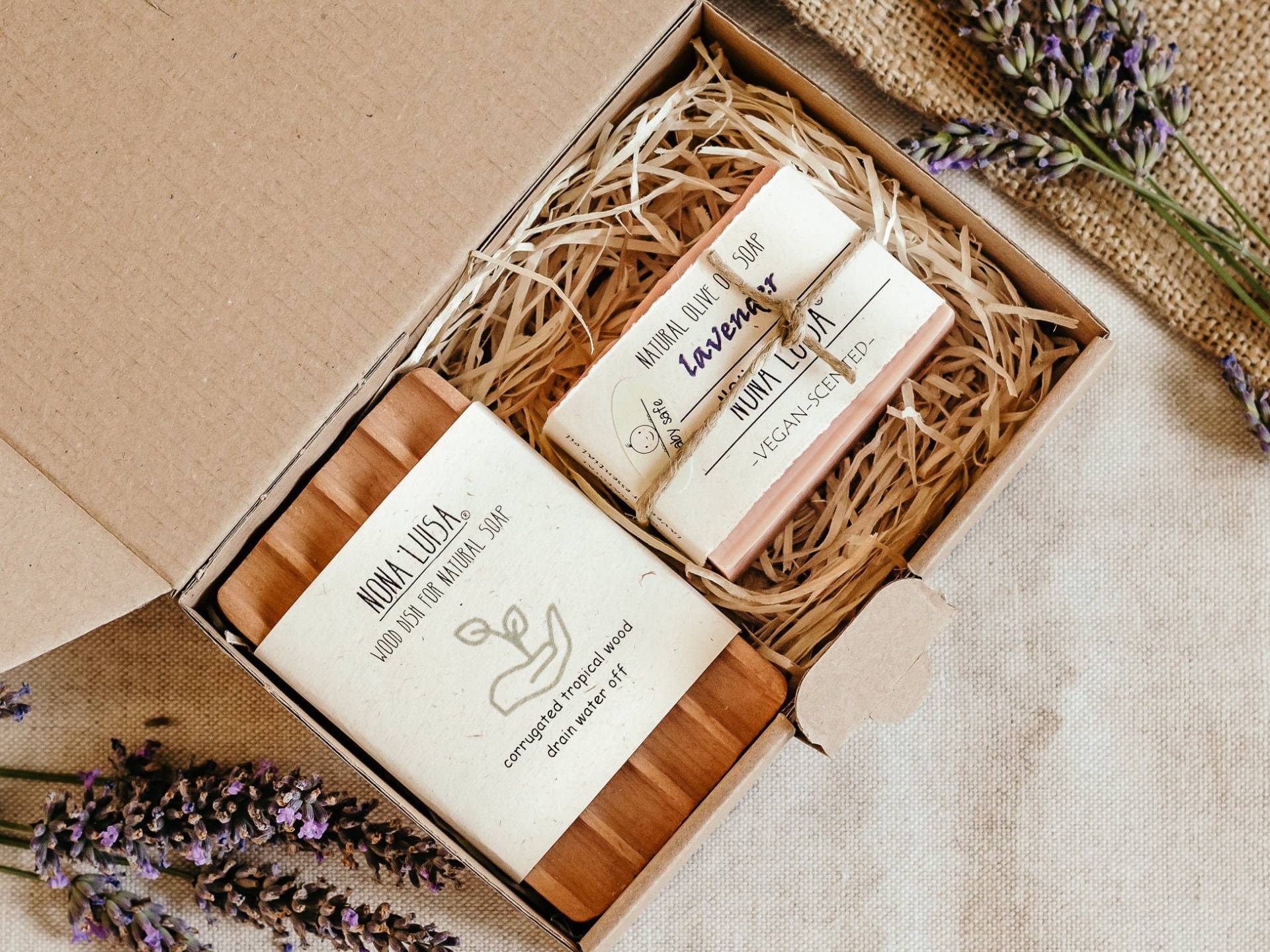 Personalisierte Lavendel Seife Geschenk-Set | 100% Nachhaltig Von Nona Luisa Geschenkbox, Geschenk Für Sie, Vegan Seife, Geschenkset, Naturseife Personalisierte Lavendel Seife Geschenk-Set | 100% Nachhaltig Von Nona Luisa Geschenkbox, Geschenk Für Sie, Vegan Seife, Geschenkset, Naturseife von Etsy - NonaLuisa