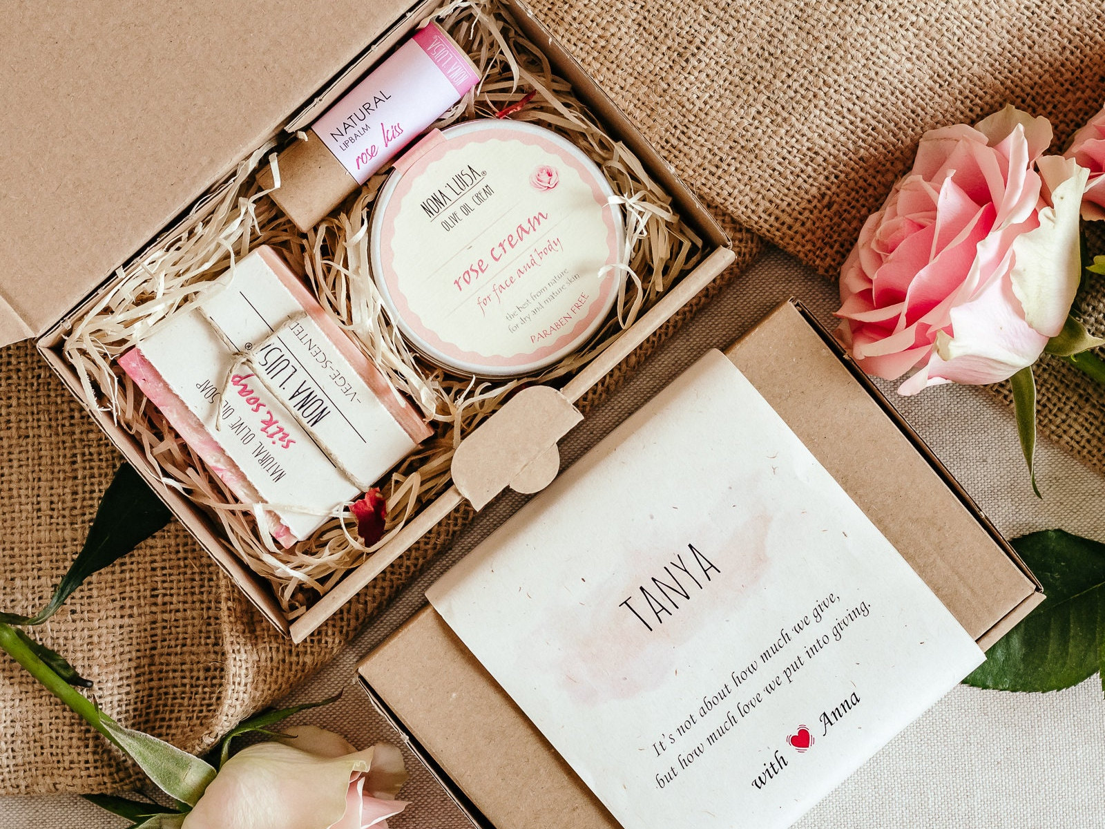 Personalisierte Rosen Spa Geschenkset I Geschenkbox, Hautpflege Set, Happy Birthday Box, Selbstpflege Spa Geschenkkorb, 21. Geburtstagsgeschenk Personalisierte Rosen Spa Geschenkset I Geschenkbox, Hautpflege Set, Happy Birthday Box, Selbstpflege Spa Geschenkkorb, 21. Geburtstagsgeschenk von Etsy - NonaLuisa