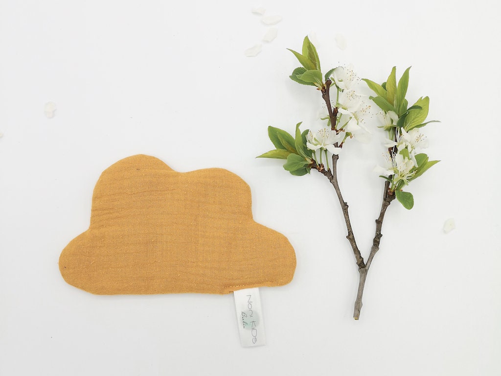 Dinkel Wärmekissen Wolke Musselin Senf | Nonikids Berlin von Etsy - NoniKidsBerlin