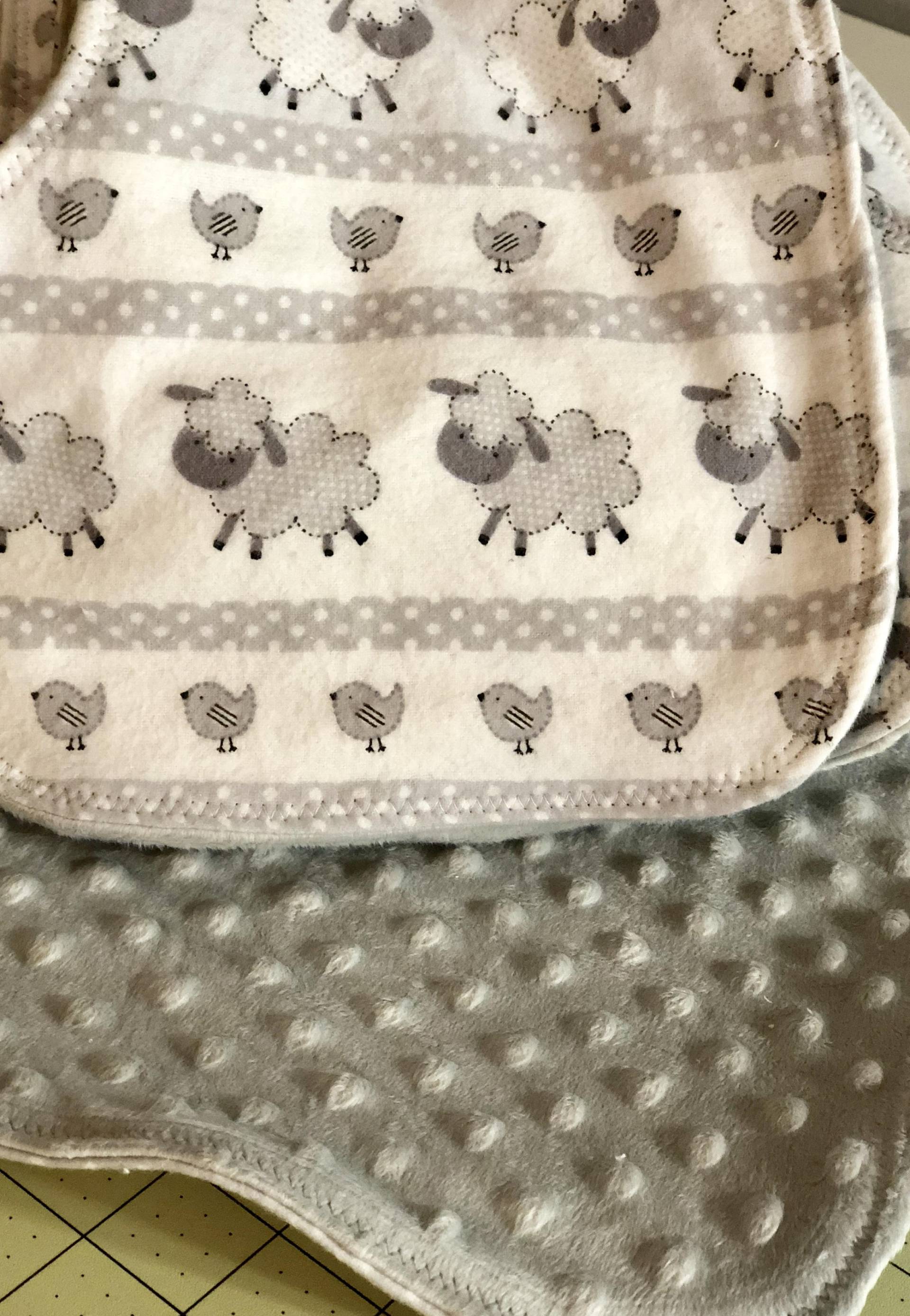 Benutzerdefinierte Spucktücher Und Korb Benutzerdefinierte Spucktücher Und Korb von Etsy - NonniesSewCrazy