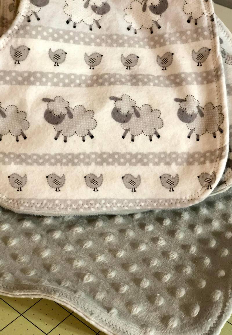 Benutzerdefinierte Spucktücher Und Korb Benutzerdefinierte Spucktücher Und Korb von Etsy - NonniesSewCrazy