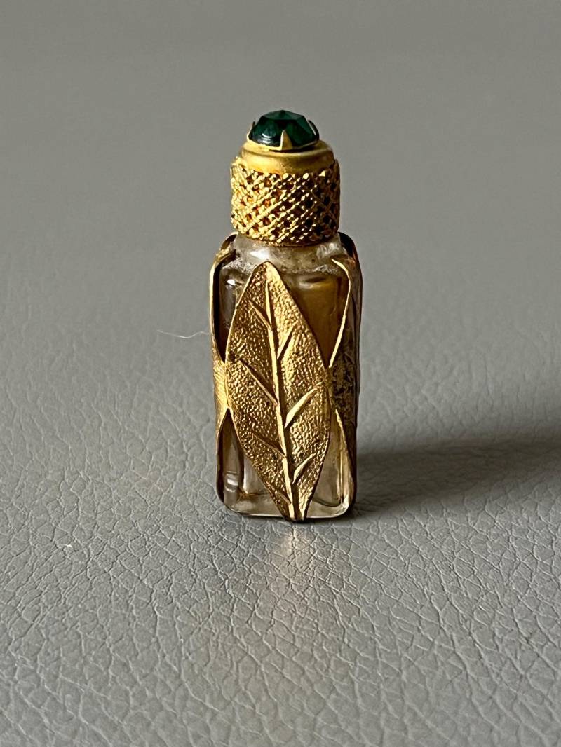 Antike Mini Parfüm-Flasche Mit Blättern, Glasstab Und Bierkrug Auf Dem Deckel Antike Mini Parfüm-Flasche Mit Blättern, Glasstab Und Bierkrug Auf Dem Deckel von Etsy - NostalgiaBoutiqueR