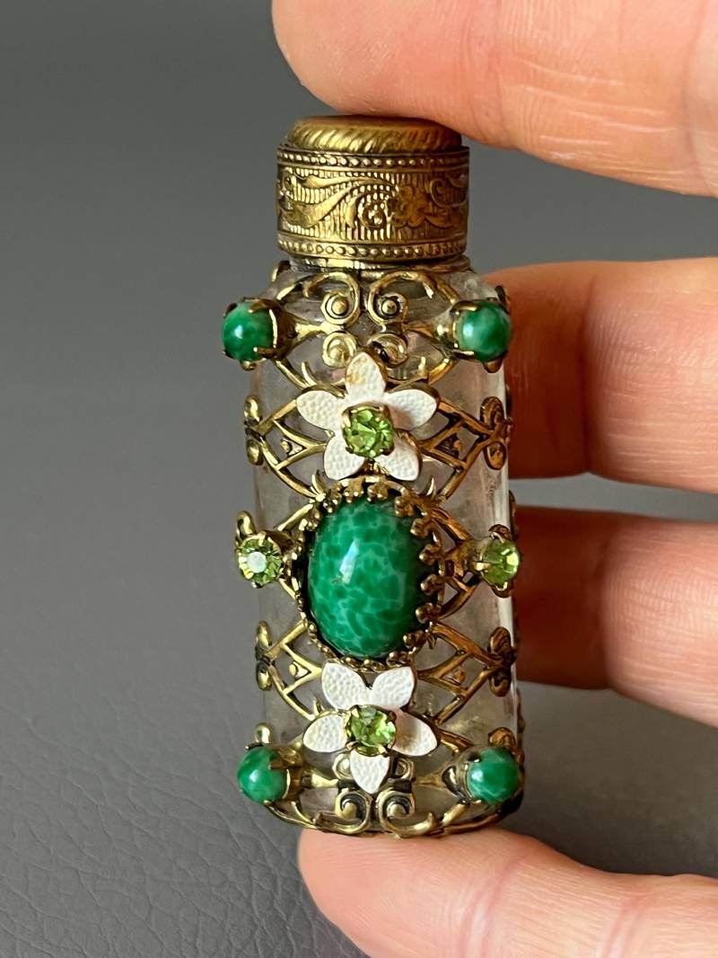Eine Miniatur Parfum Flasche Mit Antiken Steinen Und Filigran Verziert Eine Miniatur Parfum Flasche Mit Antiken Steinen Und Filigran Verziert von Etsy - NostalgiaBoutiqueR