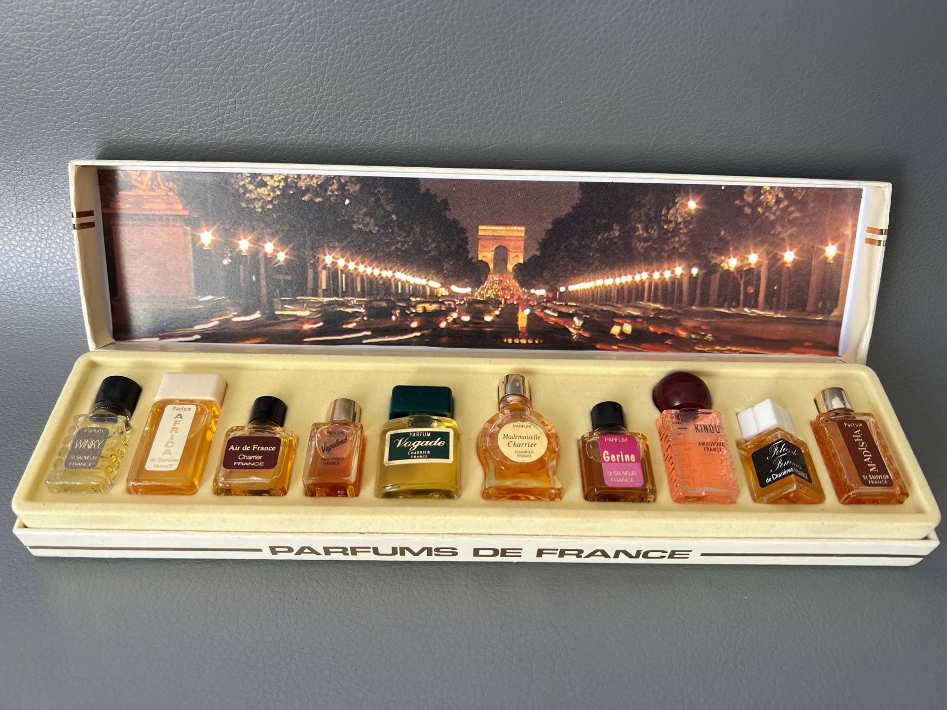 Mini Parfüm Flasche Sampler Set Les Meilleurs Parfums De Paris 1960Er Jahre Vintage Mini Parfüm Flasche Sampler Set Les Meilleurs Parfums De Paris 1960Er Jahre Vintage von Etsy - NostalgiaBoutiqueR