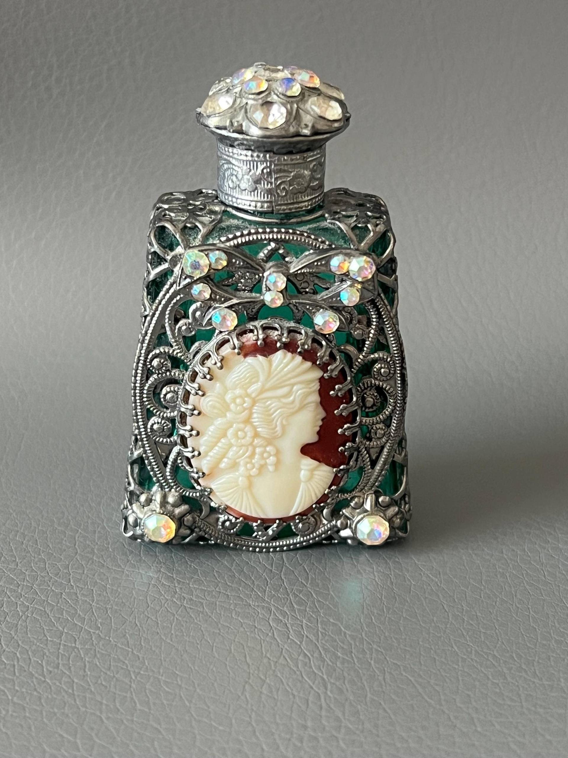 Vintage Grüne Glas Cameo & Strass Filigrane Blumen Parfüm Flasche von Etsy - NostalgiaBoutiqueR