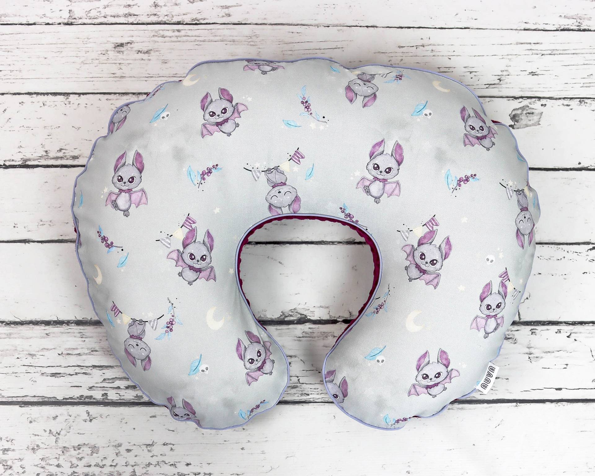 Grauer Baby Fledermaus Stillkissenbezug, Süße Vampirfledermäuse Mit Monogramm Baumwolle Und Minky-Bezug Reißverschluss | Neu Grauer Baby Fledermaus Stillkissenbezug, Süße Vampirfledermäuse Mit Monogramm Baumwolle Und Minky-Bezug Reißverschluss | Neu von Etsy - NuvaArt
