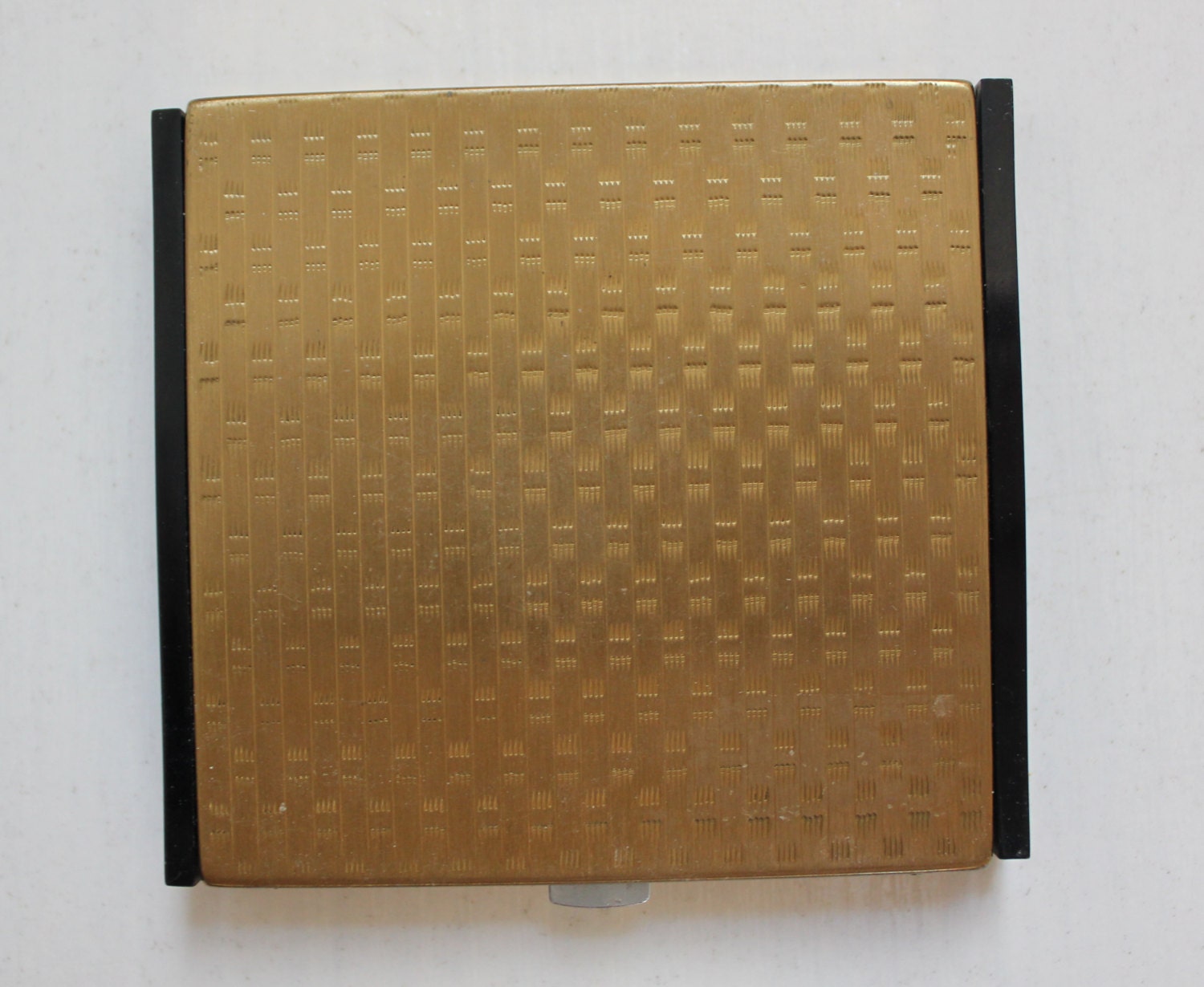 50Er Jahre Volupte Compact Vintage Gold Ton Korb Weben Und Lucite Deadstock von Etsy - OddTwin