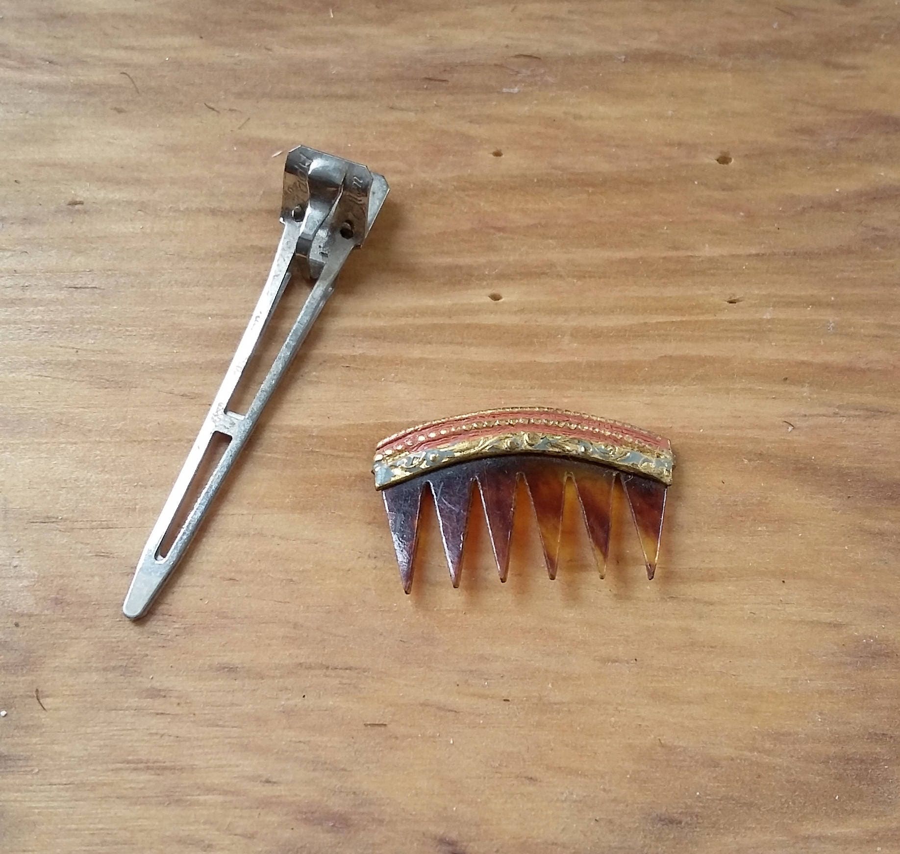 Vintage Haarkamm Faux Schildpatt W Verzierten Metall Top & Lady Ellen Silber Clip 40Er 50Er Jahre Mid Century Fashion Beauty Hairstyling Eitelkeit von Etsy - OffbeatAvenue