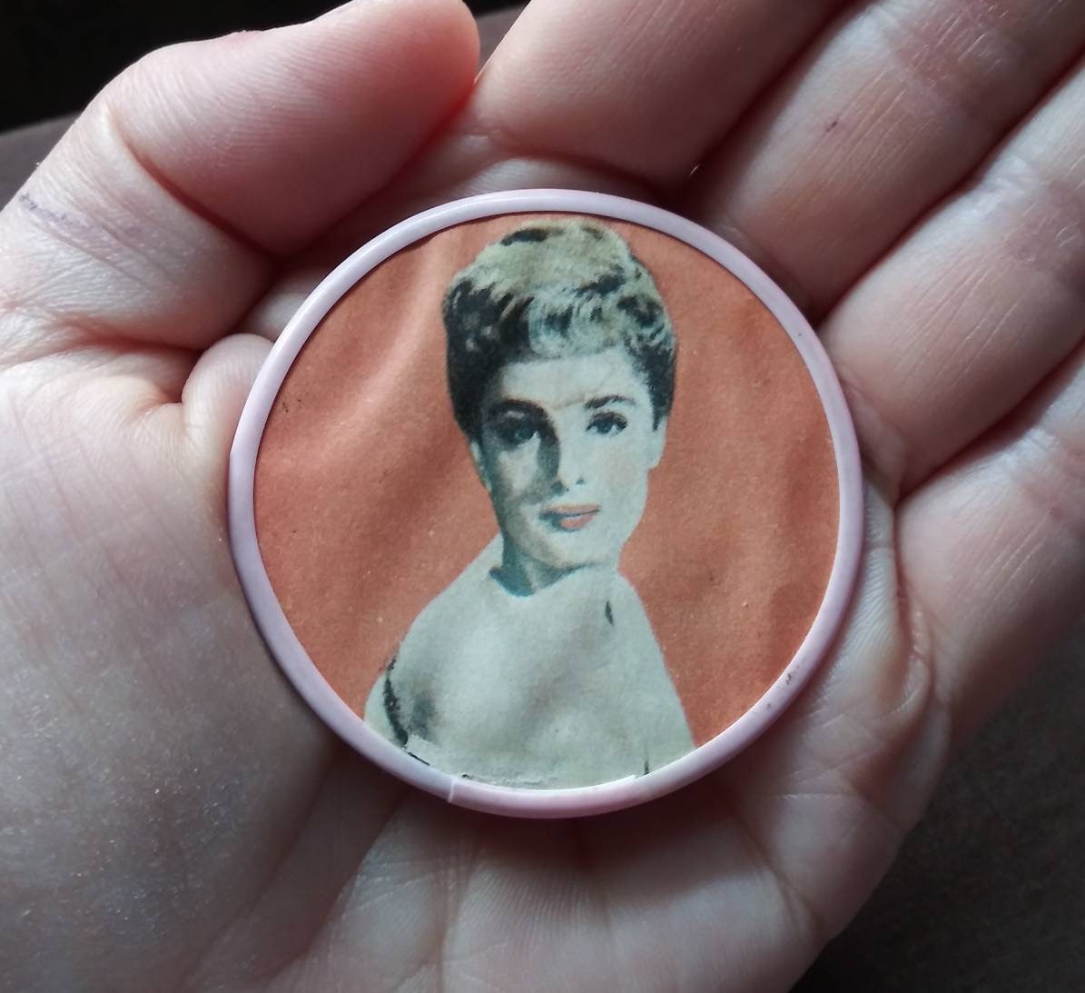 Vintage Hollywood Starlet Taschenspiegel, 1950Er Jahre Fashion Sammlerstück Vintage Hollywood Starlet Taschenspiegel, 1950Er Jahre Fashion Sammlerstück von Etsy - OffbeatAvenue