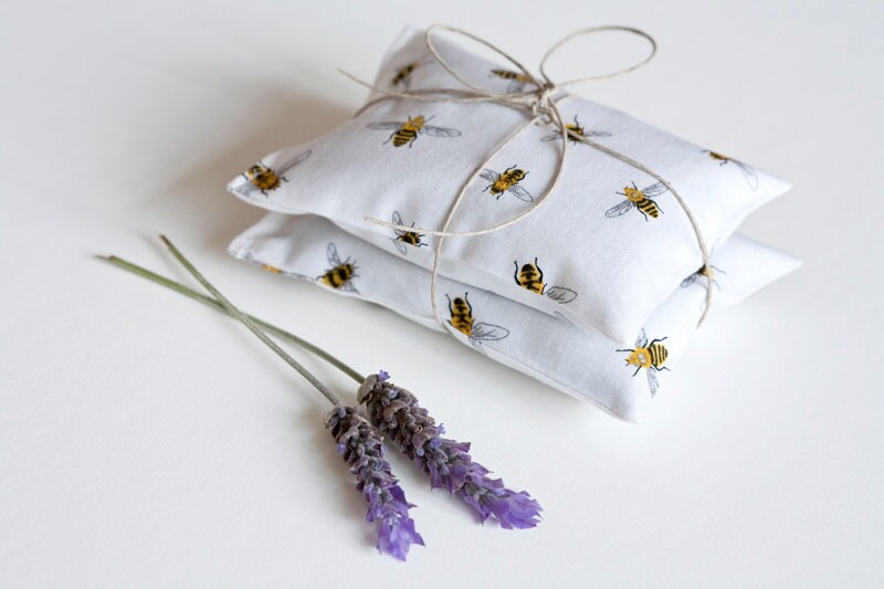 Bienen Lavendel Duftsäckchen Set - Kräutersäckchen Baumwolle Schublade Gunst Bio Lavendelsäckchen Geschenksäckchen Bienen Lavendel Duftsäckchen Set - Kräutersäckchen Baumwolle Schublade Gunst Bio Lavendelsäckchen Geschenksäckchen von Etsy - OhMyLavender