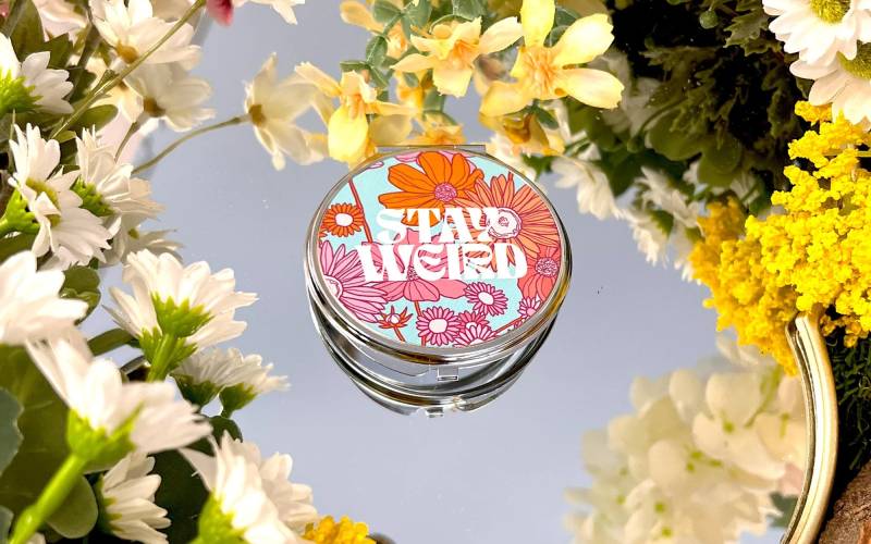 Bleib Seltsam Retro Floral Fun Cute Print Top Doppel Kosmetikspiegel | Hand Taschen Schminkspiegel 7, 3 cm Handtasche Lippenstift Geschenk von Etsy - OhSoDaisyShop