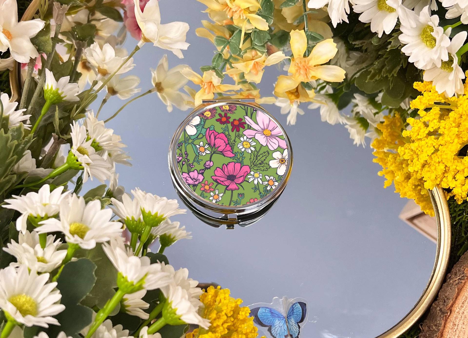 Sie Ist Ein Wildblumen-Grün-Blumendruck-Oberteil Mit Doppeltem Kosmetikspiegel | Hand Taschen Schminkspiegel 7, 3 cm Handtasche Lippenstift Geschenk Sie Ist Ein Wildblumen-Grün-Blumendruck-Oberteil Mit Doppeltem Kosmetikspiegel | Hand Taschen Schminkspiegel 7, 3 cm Handtasche Lippenstift Geschenk von Etsy - OhSoDaisyShop