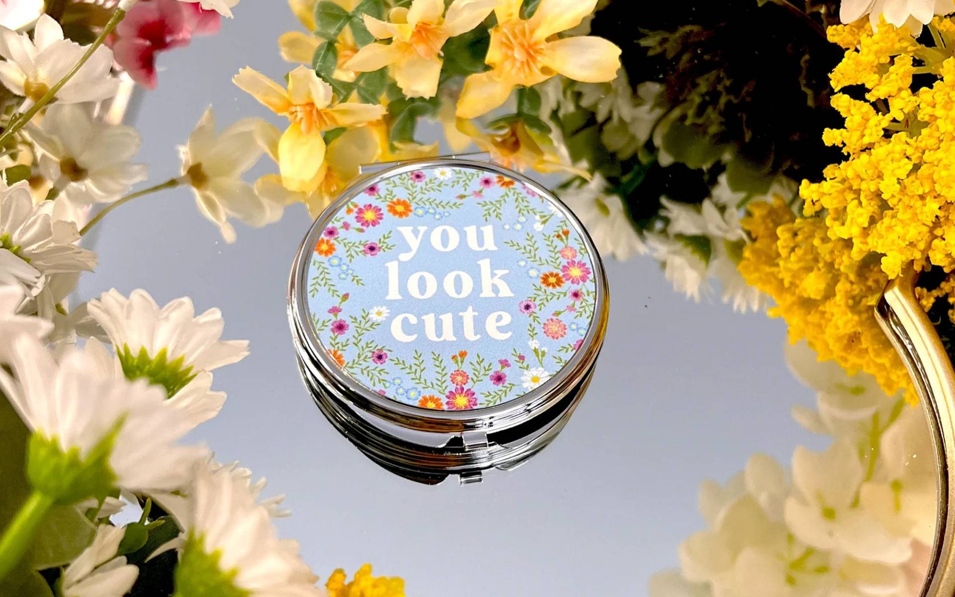 Sie Sehen Niedlichen Blumenspaß Druck Top Doppel Kosmetikspiegel | Hand Taschen Schminkspiegel 7, 3 cm Handtasche Lippenstift Geschenk Sie Sehen Niedlichen Blumenspaß Druck Top Doppel Kosmetikspiegel | Hand Taschen Schminkspiegel 7, 3 cm Handtasche Lippenstift Geschenk von Etsy - OhSoDaisyShop