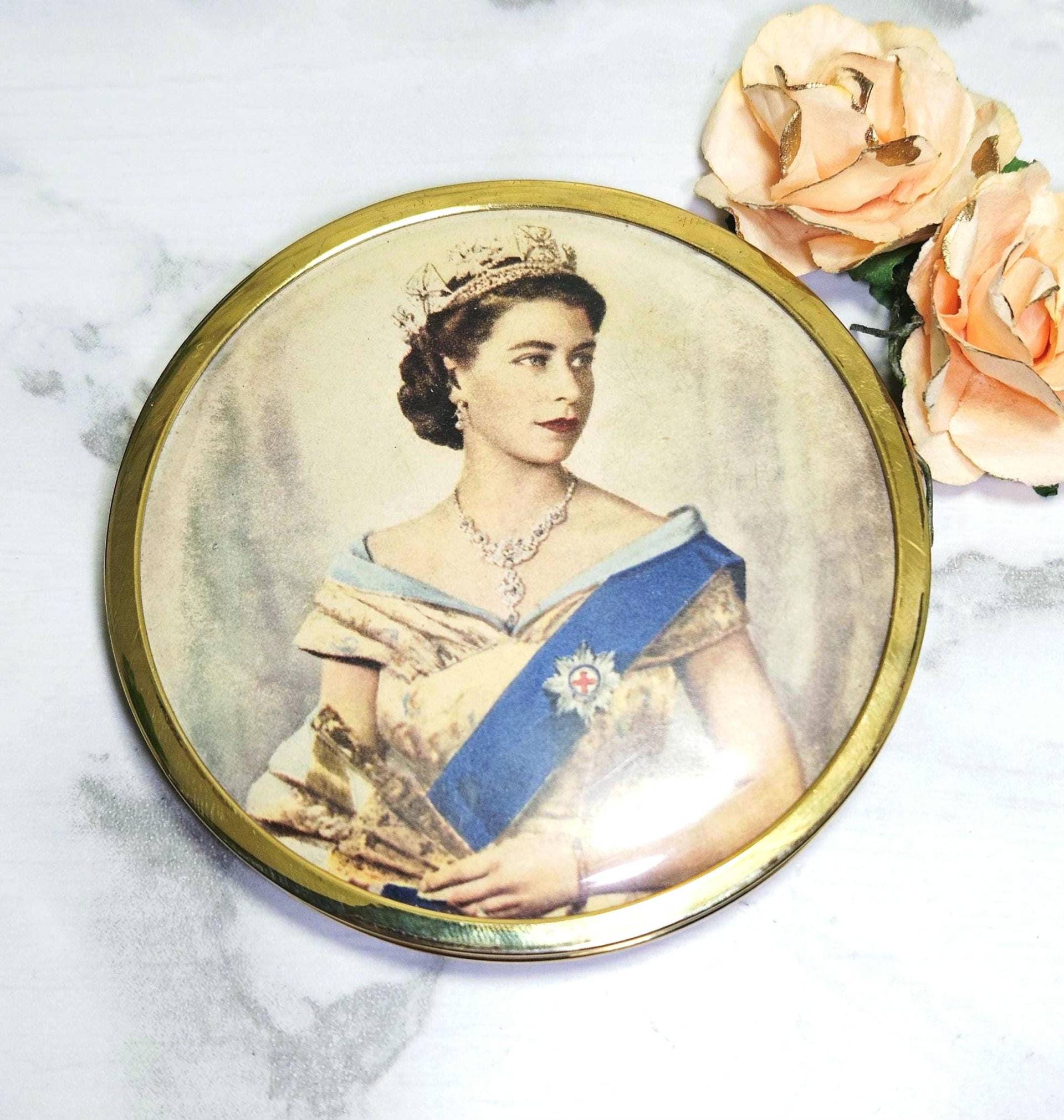 Vintage Queen Elizabeth 1953 Krönungs-Andenken Powder Compact Made in England von Etsy - OldSchoolOddButCool