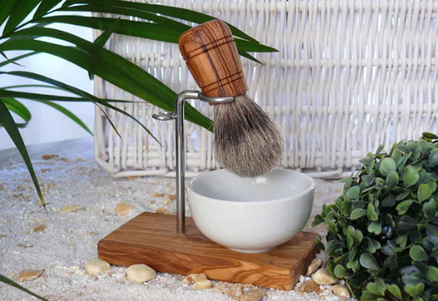 Rasier-ständer Klassik Aus Olivenholz Inkl. Rasierpinsel Veganem Kunsthaar, Mit Porzellanschale Rasier-ständer Klassik Aus Olivenholz Inkl. Rasierpinsel Veganem Kunsthaar, Mit Porzellanschale von Etsy - Olivenholzerleben