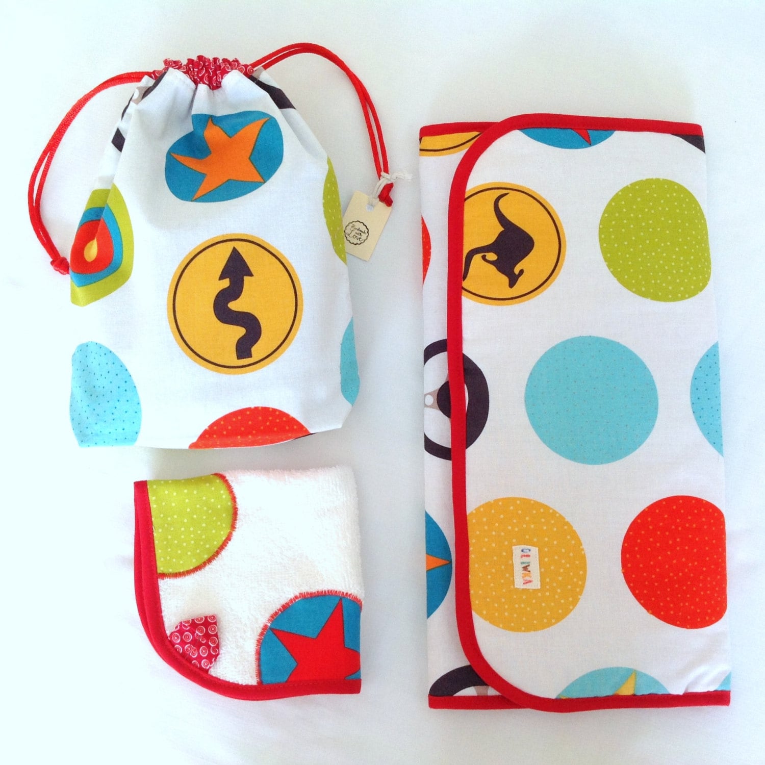 Baby Set Aus Tragbaren Wickelauflage+Handtuch+Wickeltasche, Buntes Känguru Set, Born Für Unterwegs von Etsy - OliwkaDesigns