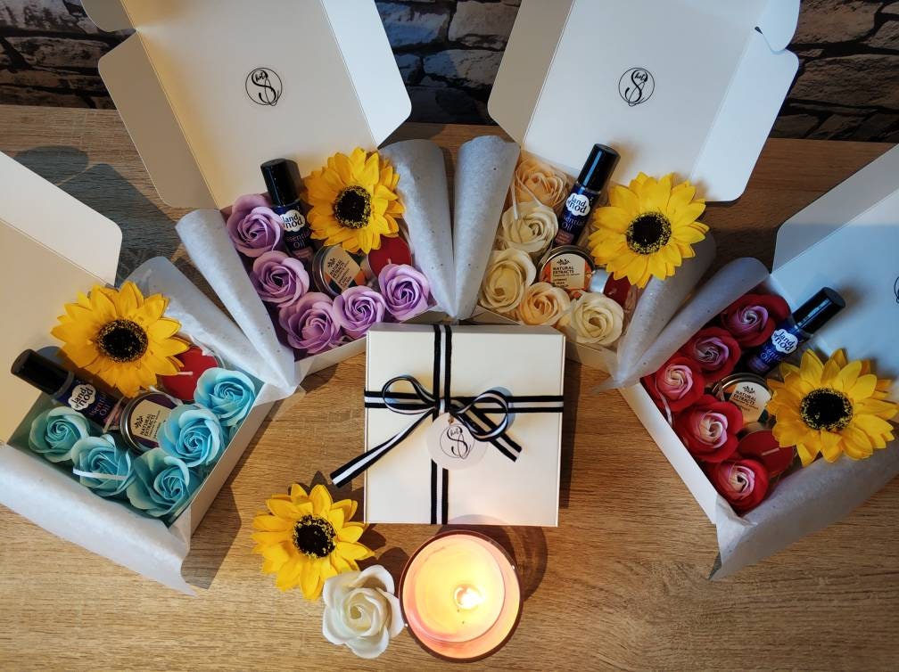 Handgemachte Blumen Sonnenblume Rose Seife Geschenkbox, Bad Spa Entspannung Geschenk, Body Pumper Set, Lavendel Essenzöl, Kerze, Lippenbalsam Handgemachte Blumen Sonnenblume Rose Seife Geschenkbox, Bad Spa Entspannung Geschenk, Body Pumper Set, Lavendel Essenzöl, Kerze, Lippenbalsam von Etsy - OneShotCleanse