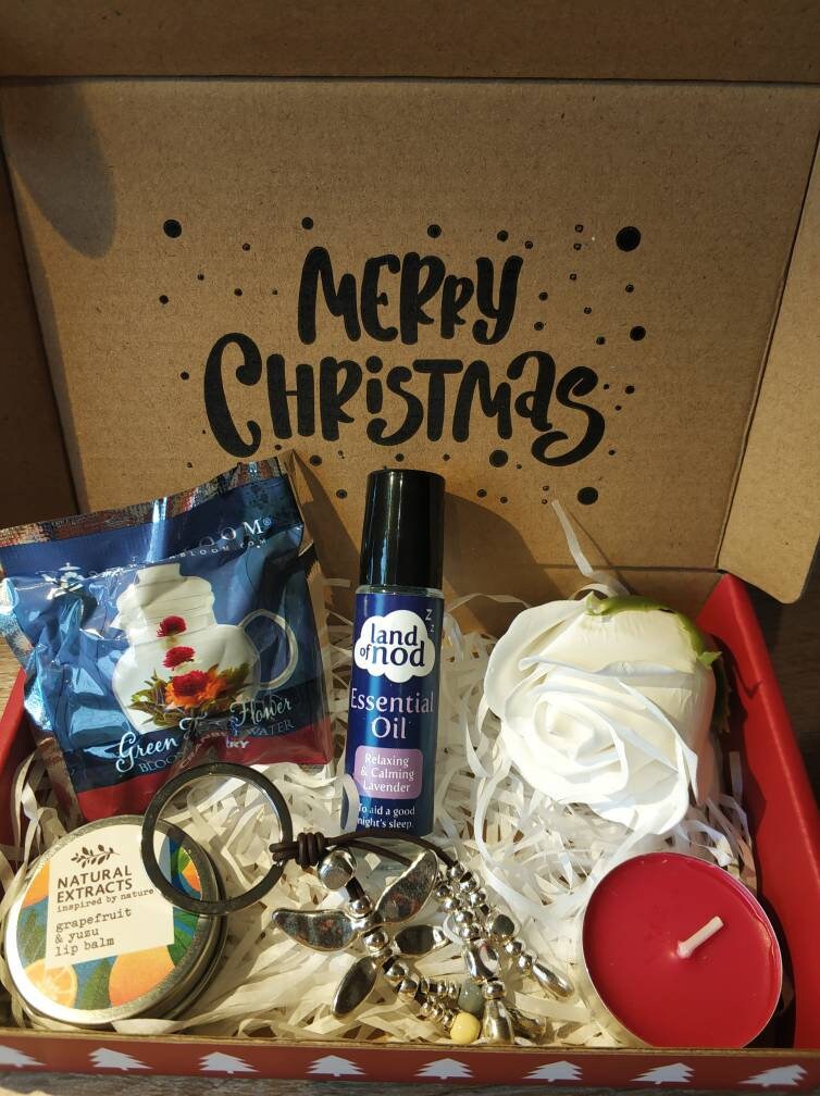Personalisierte Weihnachtsgeschenkbox, Mini-Rosenblumenseife, Personalisierte Handtaschen-Schlüsselanhänger, Blütentee, Entspannungsgeschenk Personalisierte Weihnachtsgeschenkbox, Mini-Rosenblumenseife, Personalisierte Handtaschen-Schlüsselanhänger, Blütentee, Entspannungsgeschenk von Etsy - OneShotCleanse