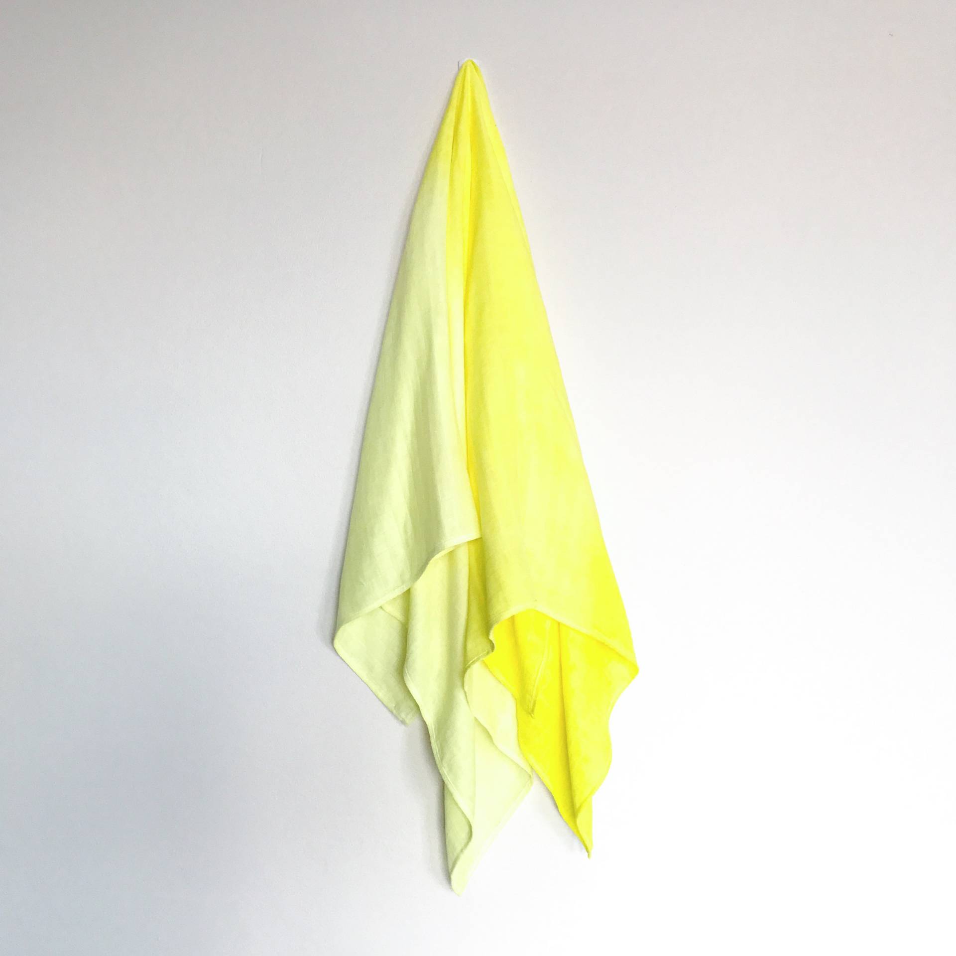 Gelbes Ombré Bio-Baumwoll-Bambus-Musselin-Baby-Wickeldecke von Etsy - OrhaOrganics